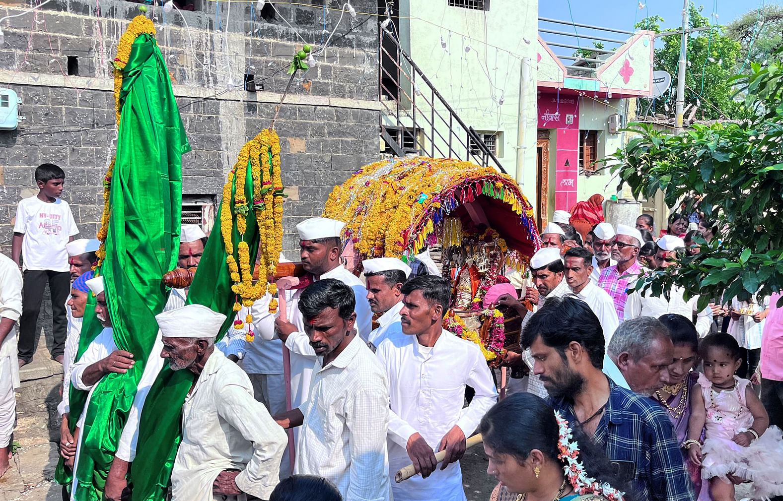 ಆಳಂದ ತಾಲ್ಲೂಕಿನ ನಿರಗುಡಿ ಗ್ರಾಮದಲ್ಲಿ ಸಿದ್ಧೇಶ್ವರ ಮುಖ್ಯ ಜಾತ್ರೆ ಅಂಗವಾಗಿ ಪಲ್ಲಕ್ಕಿ ಹಾಗೂ ಪಂಜಾ ದೇವರುಗಳ ಮೆರವಣಿಗೆ ಜರುಗಿತು