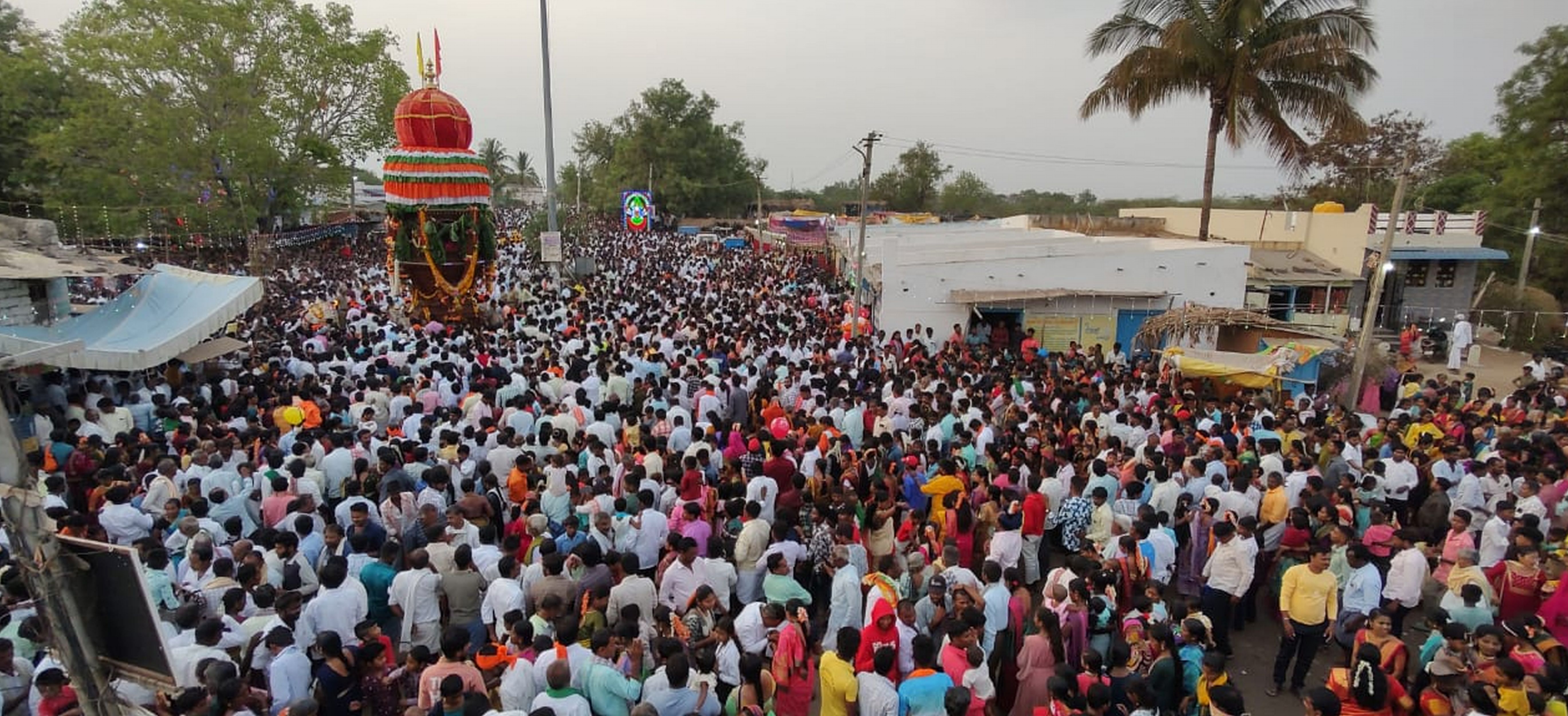 ಅಳವಂಡಿ ಸಮೀಪದ ಬೆಟಗೇರಿ ಗ್ರಾಮದಲ್ಲಿ ಬುಧವಾರ ನಡೆದ ದುರ್ಗಾದೇವಿ ಜಾತ್ರಾ ಮಹೋತ್ಸವದಲ್ಲಿ ಪಾಲ್ಗೊಂಡಿದ್ದ ಜನ