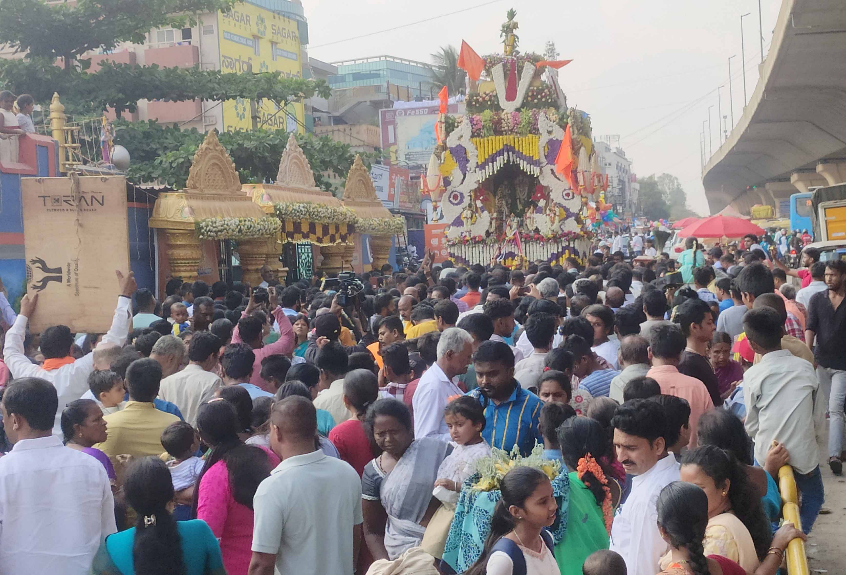 ಬಳ್ಳಾರಿ ರಸ್ತೆಯ ಬ್ಯಾಟರಾಯನಪುರದಲ್ಲಿ ಕೋದಂಡರಾಮಸ್ವಾಮಿ ‌ಬ್ರಹ್ಮರಥೋತ್ಸವ ನಡೆಯಿತು.