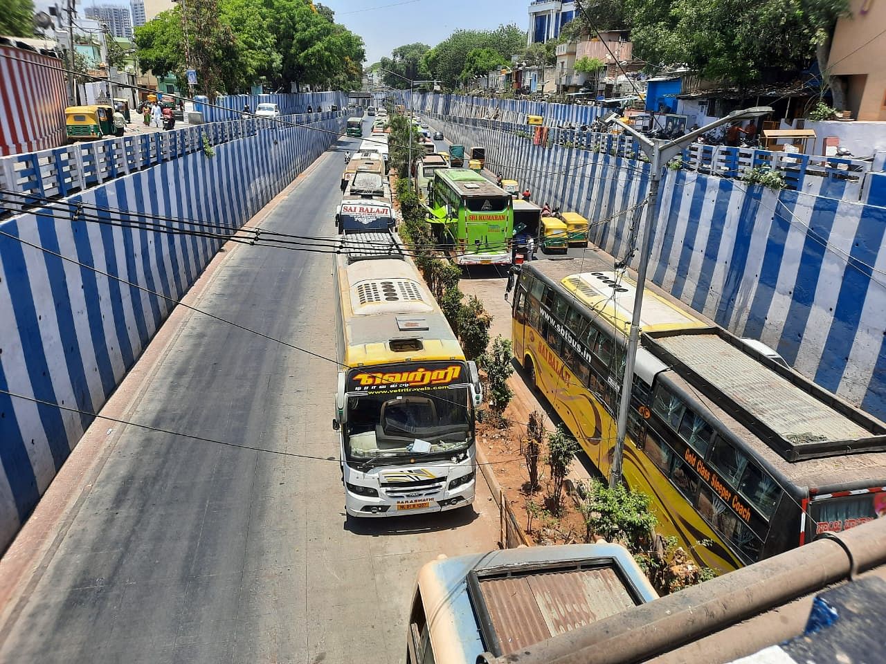 ಮೆಜೆಸ್ಟಿಕ್ ಕೇಂದ್ರ ಬಸ್ ನಿಲ್ದಾಣಕ್ಕೆ ಹೊಂದಿಕೊಂಡಿರುವ ಪ್ಲಾಟ್‌ಫಾರ್ಮ್‌ ರಸ್ತೆಯ ಎರಡು ಬದಿಯೂ ಅಕ್ರಮವಾಗಿ ನಿಲುಗಡೆ ಮಾಡಿರುವ ಖಾಸಗಿ ಬಸ್‌ಗಳು 