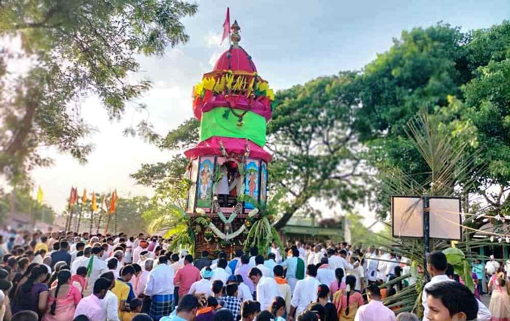 ಕೊಟ್ಟೂರು ತಾಲ್ಲೂಕಿನ ಚಪ್ಪರದಹಳ್ಳಿ ಗ್ರಾಮದ ಕರಿನಂದಿ ಬಸವೇಶ್ವರ ಸ್ವಾಮಿ ರಥೋತ್ಸವವು ಮಂಗಳವಾರ ವಿಜೃಂಭಣೆಯಿಂದ ಜರುಗಿತು