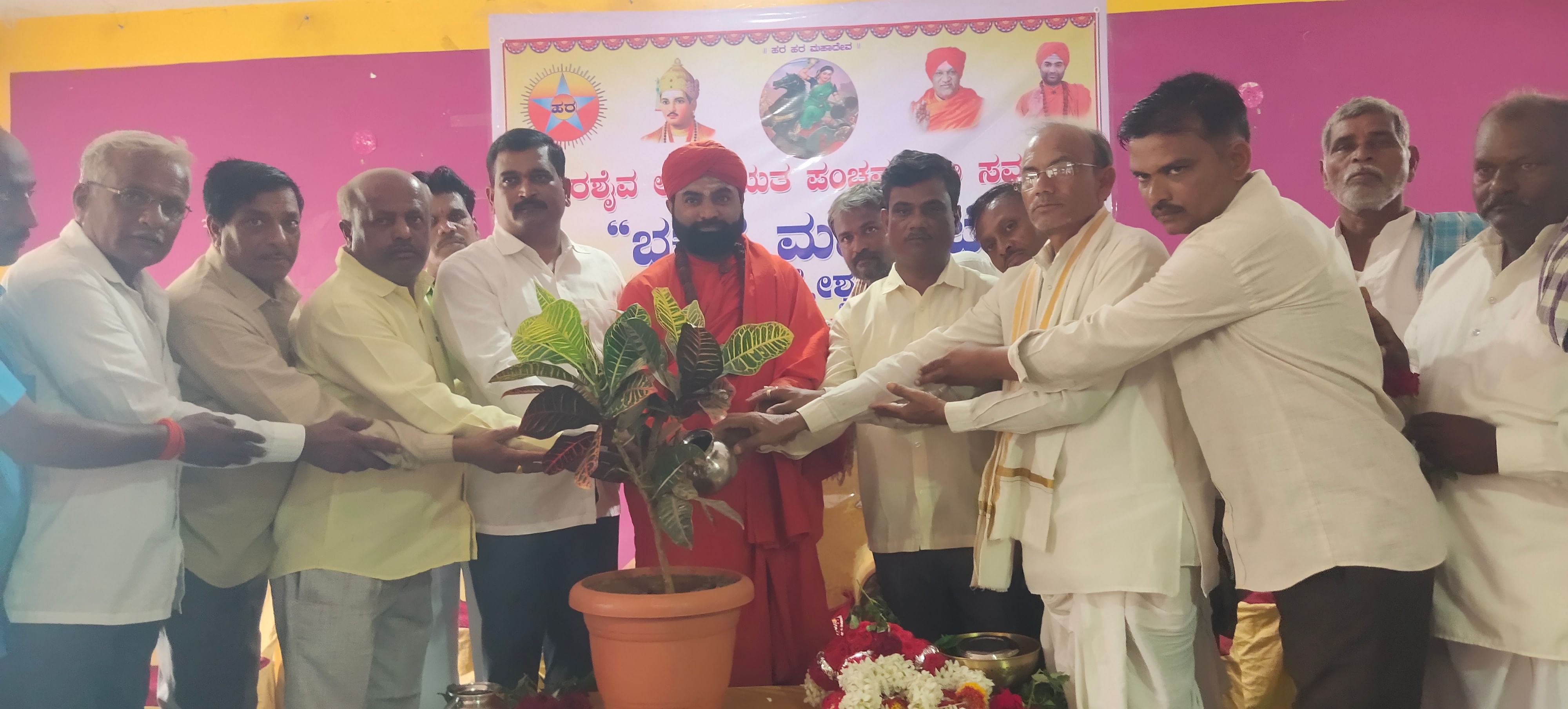 ಲಕ್ಷ್ಮೇಶ್ವರ ಪಟ್ಟಣದ ಎಪಿಎಂಸಿ ವರ್ತಕರ ಸಂಘದ ಸಭಾಂಗಣದಲ್ಲಿ ನಡೆದ ಪಂಚಮಸಾಲಿ ಸಮಾಜದ ಸಭೆಯನ್ನು ಹರಿಹರ ಪೀಠದ ವಚನಾನಂದ ಶ್ರೀ ಉದ್ಘಾಟಿಸಿದರು