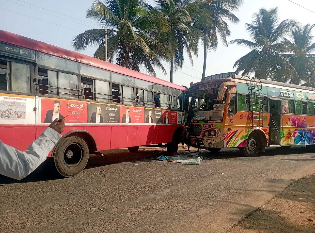 ಪಾವಗಡ ತಾಲ್ಲೂಕು ಕೋಟಗುಡ್ಡ ಬಳಿ ಬುಧವಾರ ಕೆಎಸ್‌ಆರ್‌ಟಿಸಿ ಹಾಗೂ ಖಾಸಗಿ ಬಸ್ ನಡುವೆ ಅಪಘಾತ ನಡೆಯಿತು