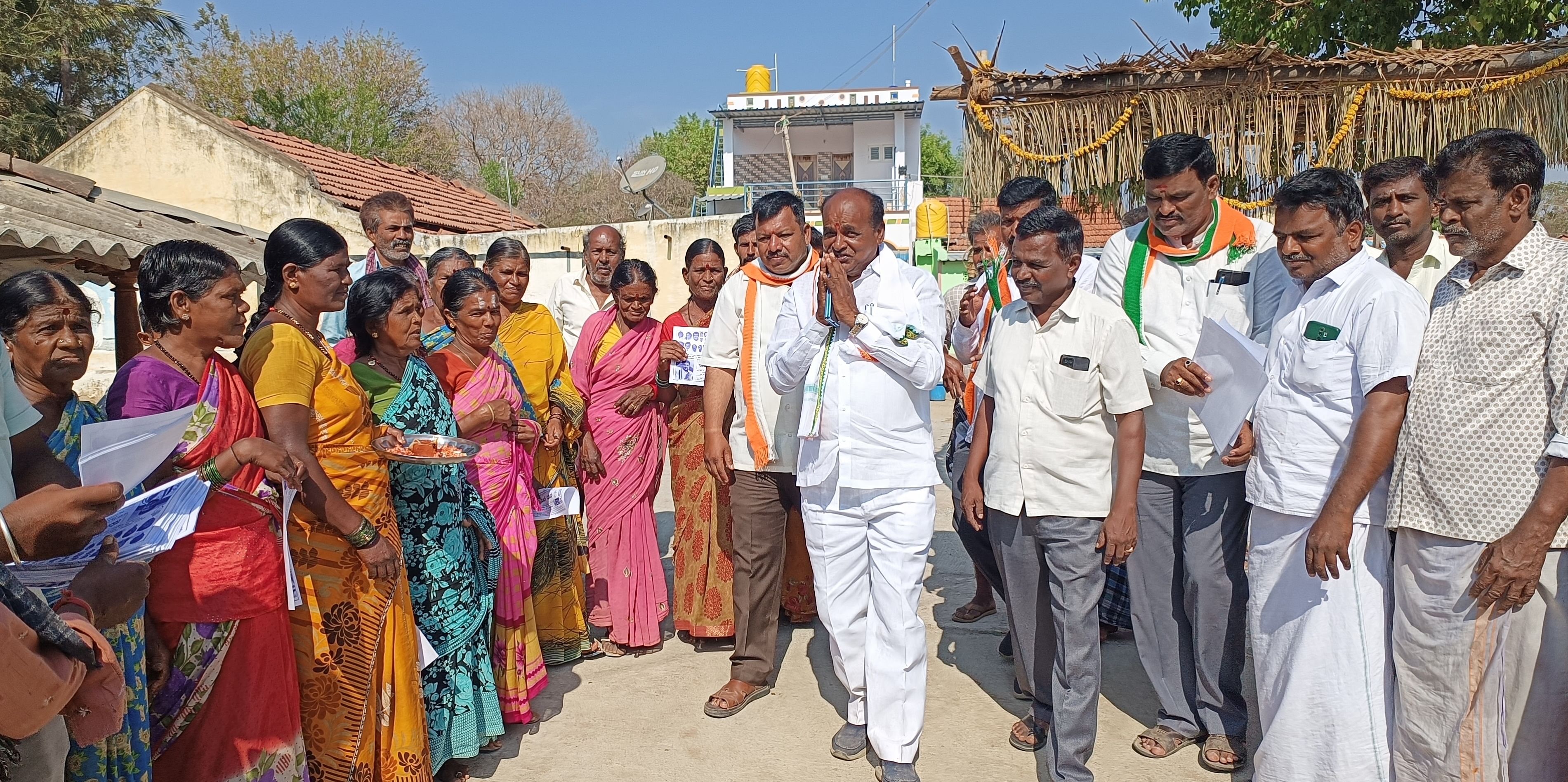 ಚಾಮರಾಜನಗರ ಶಾಸಕ ಸಿ.ಪುಟ್ಟರಂಗಶೆಟ್ಟಿ ಅವರು ಬಿಸಿಲಿನ ನಡುವೆ ತಮ್ಮ ಕ್ಷೇತ್ರ ವ್ಯಾಪ್ತಿಯಲ್ಲಿ ಮುಖಂಡರೊಂದಿಗೆ ಮನೆ ಮನೆಗೆ ತೆರಳಿ ಪಕ್ಷದ ಅಭ್ಯರ್ಥಿ ಸುನಿಲ್‌ ಬೋಸ್‌ ಪರವಾಗಿ ಮತಯಾಚನೆ ಮಾಡುತ್ತಿದ್ದಾರೆ