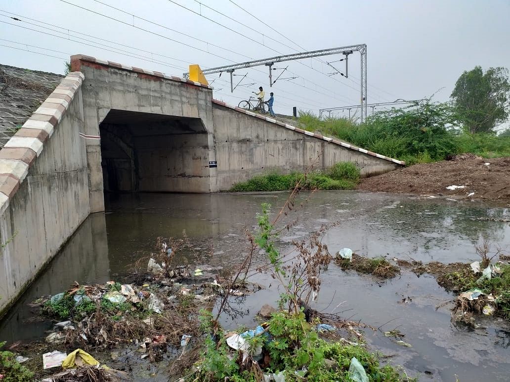 ದತ್ತನಗರದ ರೈಲ್ವೆ ಕೆಳಸೇತುವೆಯಡಿ ಕೊಳಚೆ ನೀರು ಸಂಗ್ರಹವಾಗಿರುವುದು