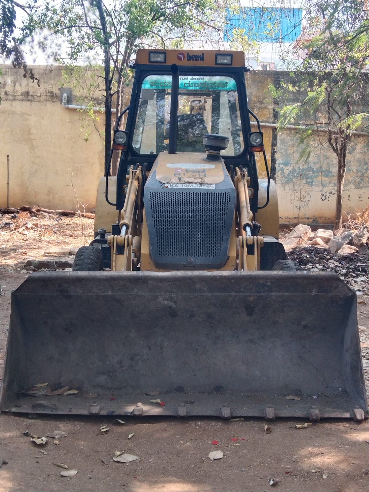 ಹಾಳಾಗಿ ನಿಂತಿರುವ ಜೆಸಿಬಿ ಯಂತ್ರ