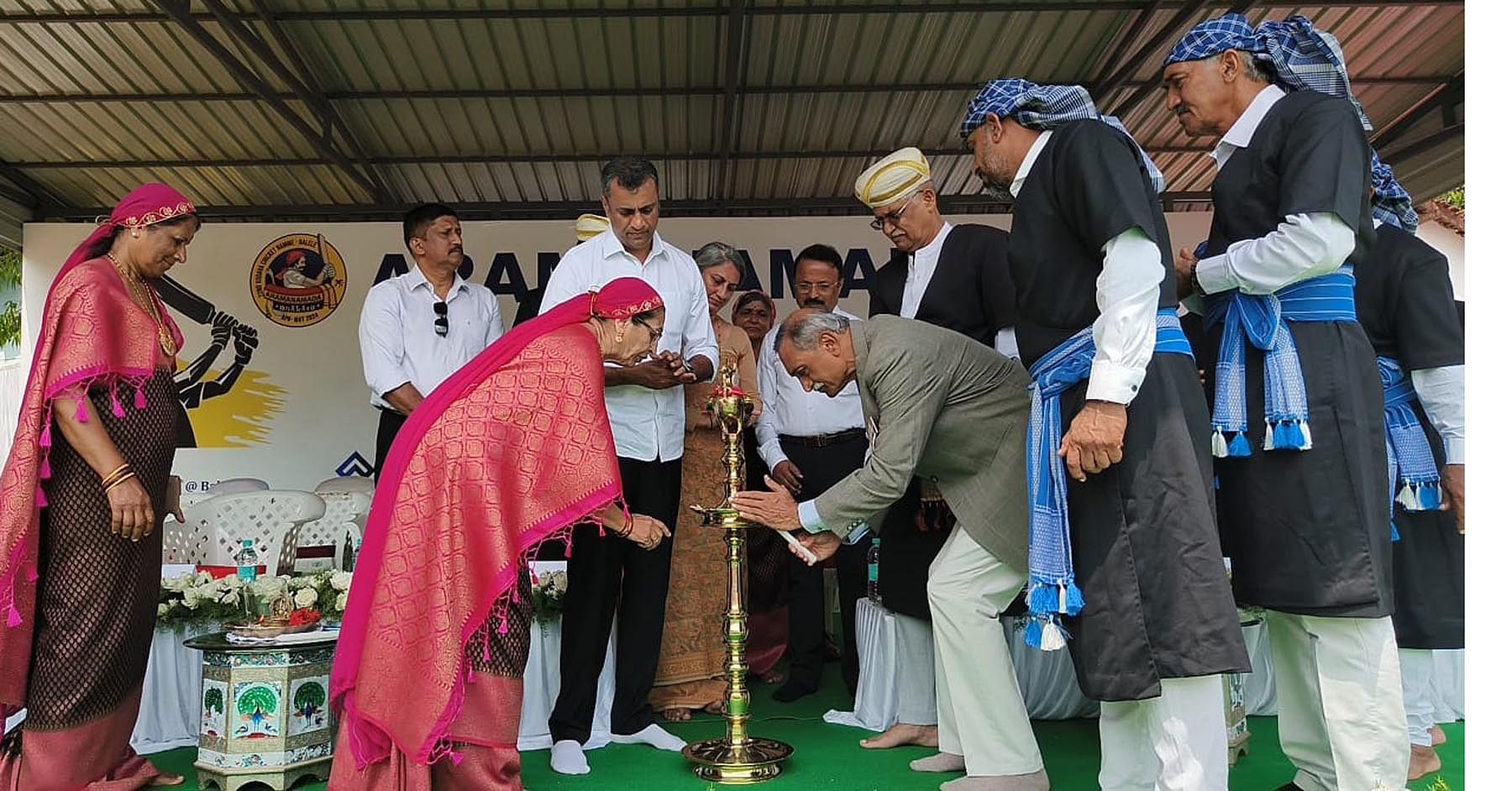 ಗೋಣಿಕೊಪ್ಪಲು ಬಳಿಯ ವಿಜಯಲಕ್ಷ್ಮಿ ಪದವಿಪೂರ್ವ ಕಾಲೇಜಿನ ಮೈದಾನದಲ್ಲಿ ಆಯೋಜಿಸಿರುವ ಅರಮಣಮಾಡ ಕ್ರಿಕೆಟ್ ಟೂರ್ನಿಯನ್ನು ಶಾಸಕ ಎ.ಎಸ್.ಪೊನ್ನಣ್ಣ ಭಾನುವಾರ ಉದ್ಘಾಟಿಸಿದರು. ಐಚೆಟ್ಟೀರ ಸುನಿತಾ, ಅಂಜಪರವಂಡ ಬಿ.ಸುಬ್ಬಯ್ಯ, ಚೊಟ್ಟೆಯಂಡಮಾಡ ಕೆ.ರಾಜೇಂದ್ರ, ಕೀತಿಯಂಡ ಕಾರ್ಸನ್ ಕಾರ್ಯಪ್ಪ ಪಾಲ್ಗೊಂಡಿದ್ದರು