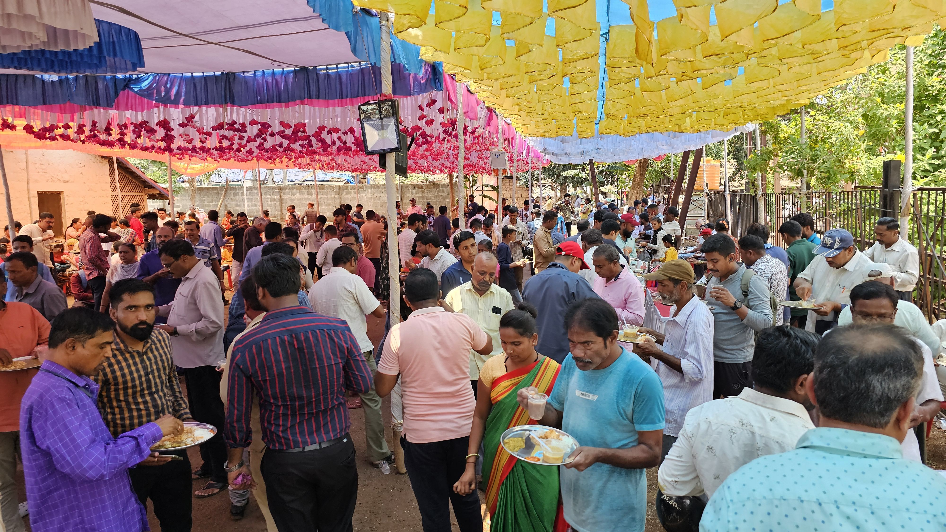 ಬೆಳಗಾವಿಯ ಕ್ಯಾಂಪ್‌ ಪ್ರದೇಶದಲ್ಲಿ ಹನುಮ ಜಯಂತಿ ಅಂಗವಾಗಿ ಮಂಗಳವಾರ ಭಕ್ತರಿಗೆ ಪ್ರಸಾದ ವಿತರಿಸಲಾಯಿತು