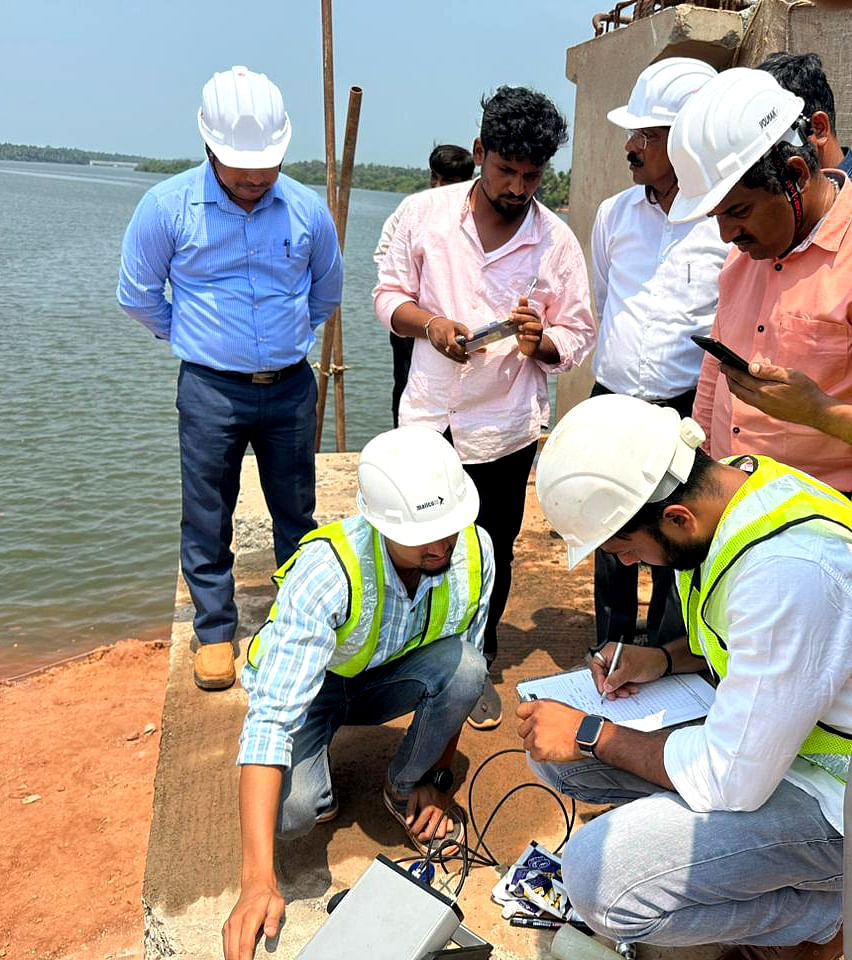  ಕುಮಟಾ ತಾಲ್ಲೂಕಿನ ಹೆಗಡೆ-ಮಿರ್ಜಾನ ನಡುವೆ ಮುರಿದು ಬಿದ್ದ ನಿರ್ಮಾಣ ಹಂತದಲ್ಲಿದ್ದ ಅಘನಾಶಿನಿ ಸೇತುವೆ ಸಿಮೆಂಟ್ ತೊಲೆಯ ಮಾದರಿಗಳನ್ನು ಹುಬ್ಬಳ್ಳಿಯ ಎಸ್ಸಾರ್ ಸಂಶೋಧನಾ ಪ್ರಯೋಗ ಶಾಲೆಯ ಸಿಬ್ಬಂದಿ  ಪರಿಶೀಲಿಸಿದರು