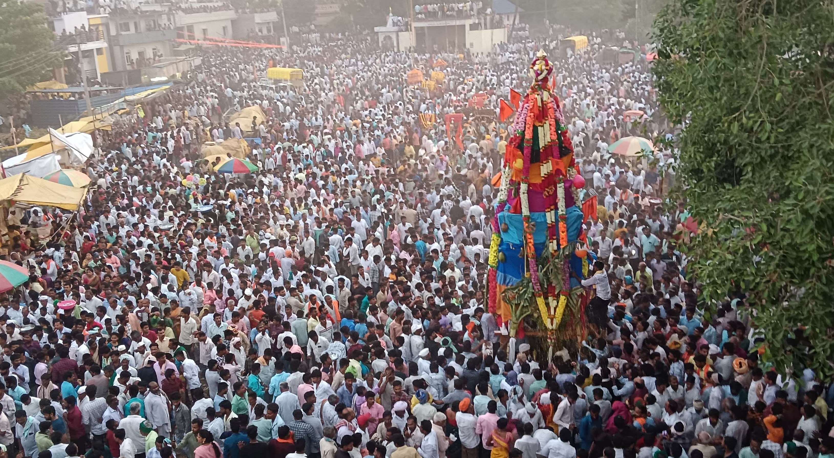 ಮೂಡಲಗಿ ತಾಲ್ಲೂಕಿನ ಸುಣಧೋಳಿಯ ಪವಾಡ ಪುರುಷ ಜಡಿಸಿದ್ಧೇಶ್ವರ ರಥೋತ್ಸವವು ಶನಿವಾರ ಸಹಸ್ರಾರು ಭಕ್ತರ ಮಧ್ಯೆ ಸಂಭ್ರಮದಿಂದ ಜರುಗಿತು 