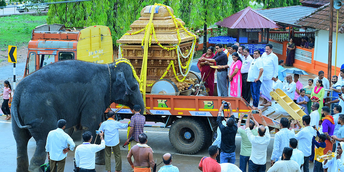 ದೇವಳದ ಆಡಳಿತಾಧಿಕಾರಿ ಜುಬಿನ್ ಮೊಹಪಾತ್ರ ಅವರು ನೂತನ ರಥಕ್ಕೆ ಪುಷ್ಪಾರ್ಚನೆ ಮಾಡಿದರು