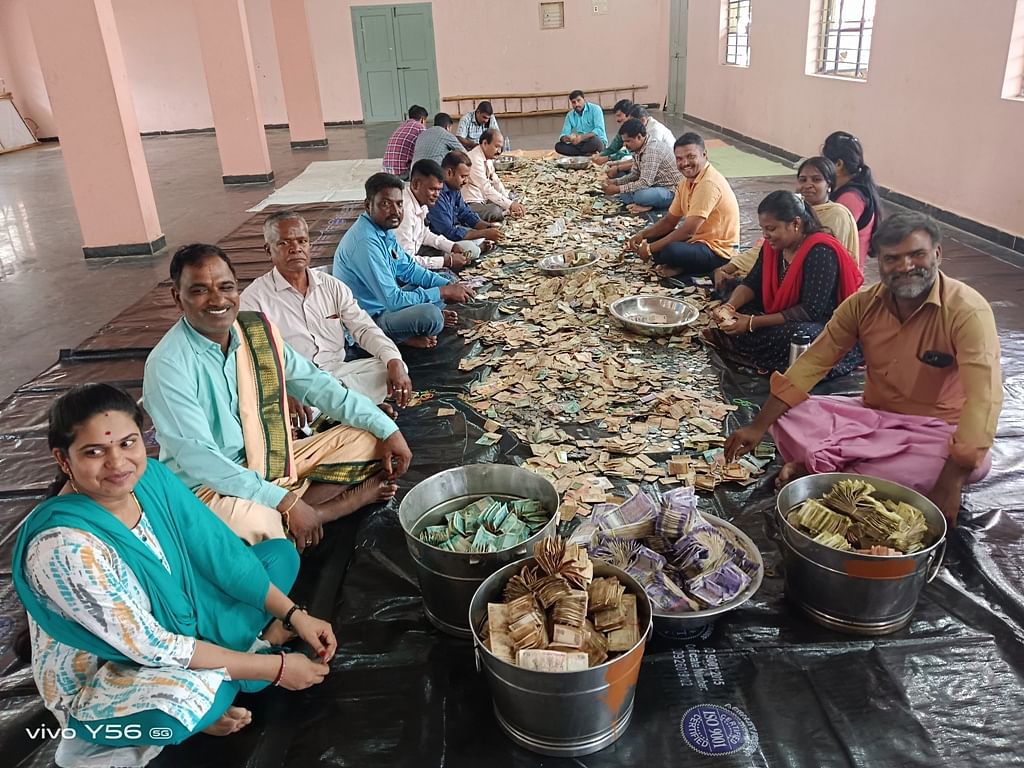 ಹೊನ್ನಾಳಿ ತಾಲ್ಲೂಕಿನ ಸುಂಕದಕಟ್ಟೆ ಗ್ರಾಮದ ನರಸಿಂಹಸ್ವಾಮಿ ದೇವಸ್ಥಾನದ ಹುಂಡಿಯ ಹಣವನ್ನು ಕಂದಾಯ ಇಲಾಖೆಯ ಸಿಬ್ಬಂದಿ ಎಣಿಕೆ ಮಾಡುತ್ತಿರುವುದು