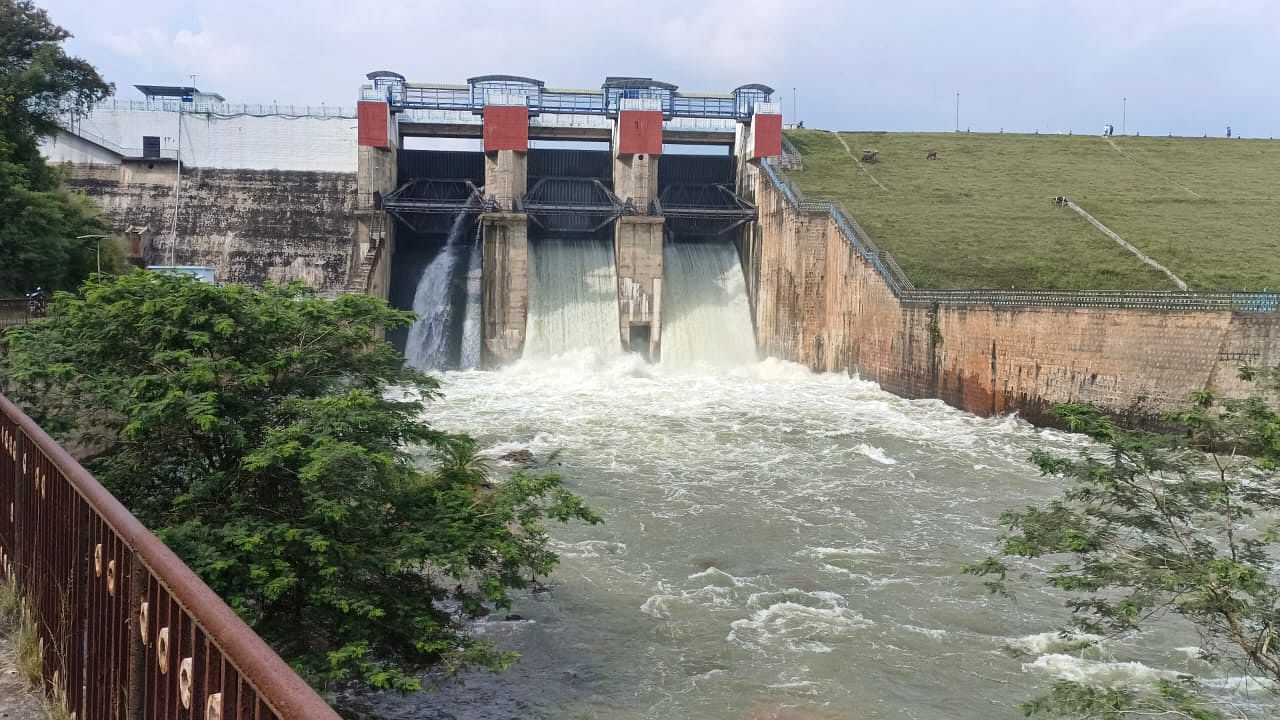 ಮಾಗಡಿ ತಾಲ್ಲೂಕಿನ ಮಂಚನಬೆಲೆ ಜಲಾಶಯದಿಂದ ಹೆಚ್ಚುವರಿ ನೀರು ಬಂದ ಹಿನ್ನೆಲೆಯಲ್ಲಿ ಜಲಾಶಯದಿಂದ ನೀರನ್ನು ಬಿಡಲಾಗಿರುವುದು.