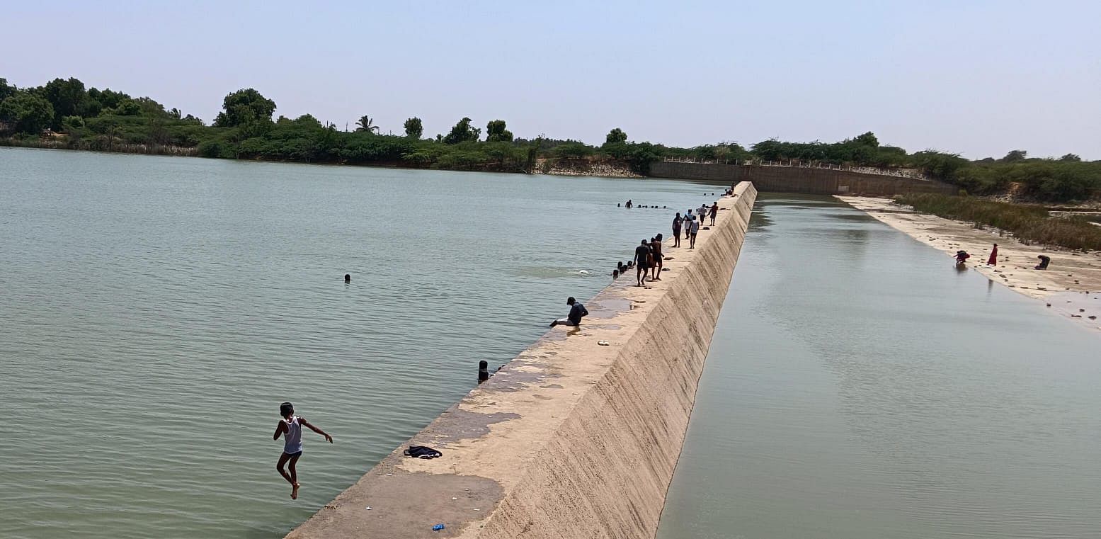 ಪರಶುರಾಂಪುರ ಬ್ಯಾರೇಜ್‌ನಲ್ಲಿ ಈಜಾಡುತ್ತಿರುವ ಯುವಕರು