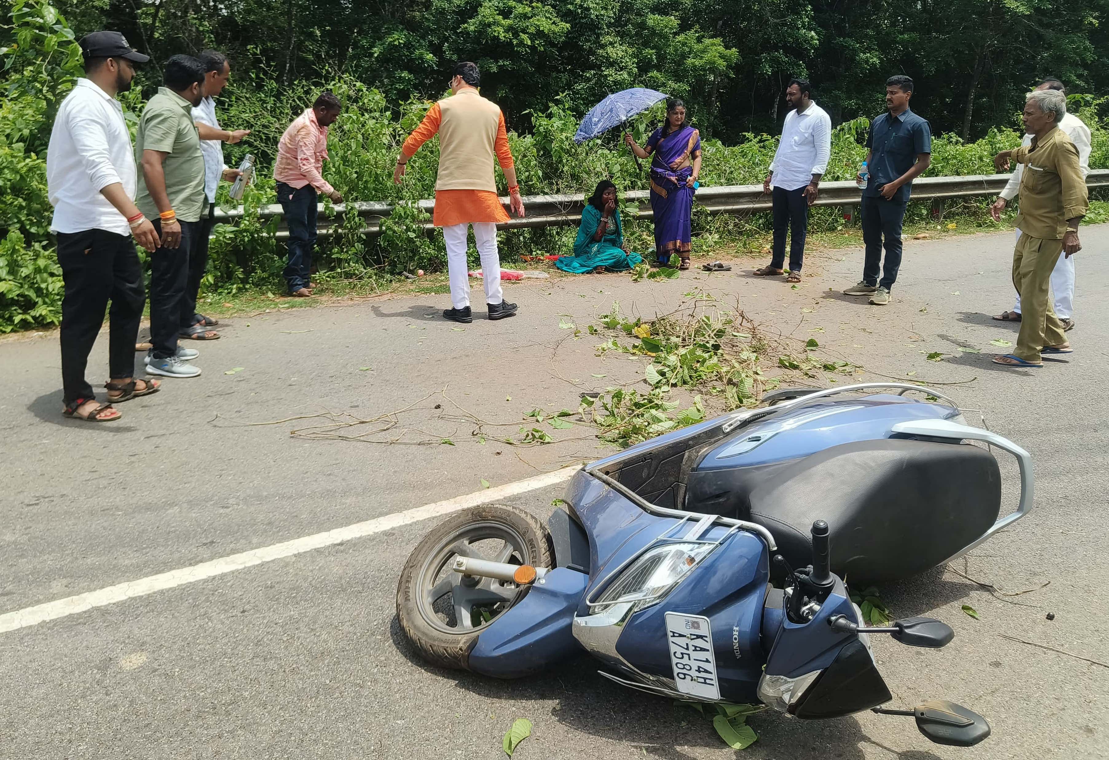 ಆನಂದಪುರ ಸಮೀಪದ ಹೊಸಗುಂದದಲ್ಲಿ ಸ್ಕೂಟರ್‌ ಅಪಘಾತವಾಗಿರುವುದನ್ನು ಗಮನಿಸಿದ ಶಾಸಕ ಗೋಪಾಲಕೃಷ್ಣ ಬೇಳೂರು ನೆರವು ನೀಡಿದರು 