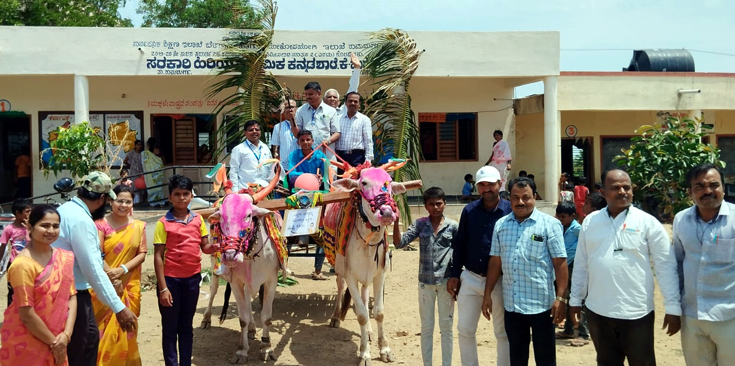 ರಾಮದುರ್ಗ ತಾಲ್ಲೂಕಿನ ಕೆ. ಚಂದರಗಿಯ ಹಿರಿಯ ಪ್ರಾಥಮಿಕ ಶಾಲೆಯಲ್ಲಿ ಕ್ಷೇತ್ರ ಶಿಕ್ಷಣಾಧಿಕಾರಿ ಆರ್‌.ಟಿ. ಬಳಿಗಾರ ಚಕ್ಕಡಿ ಬಂಡಿ ಏರಿ ಮಕ್ಕಳನ್ನು ಕರೆ ತಂದರು