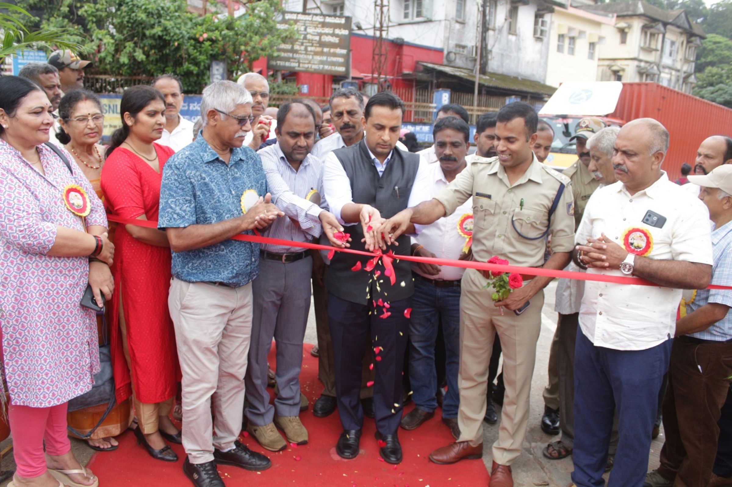 ಮಡಿಕೇರಿಯಲ್ಲಿ ಹಾಪ್‌ಕಾಮ್ಸ್‌ ಆವರಣದಲ್ಲಿ ಮಾವು ಮತ್ತು ಹಲಸು ಮೇಳಕ್ಕೆ ಜಿಲ್ಲಾಧಿಕಾರಿ ವೆಂಕಟ್ ರಾಜಾ ಶುಕ್ರವಾರ ಚಾಲನೆ ನೀಡಿದರು