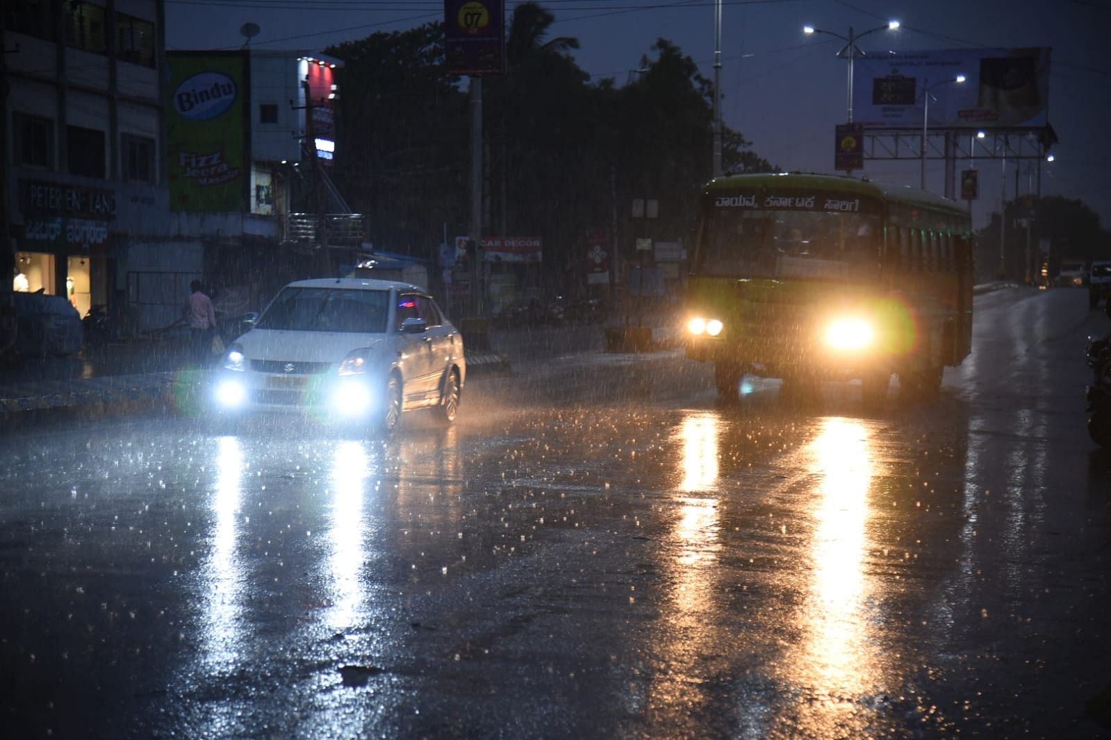 ಹಾವೇರಿ ನಗರದಲ್ಲಿ ಶನಿವಾರ ಸಂಜೆ ಅರ್ಧ ತಾಸು ಸುರಿಯಿತು