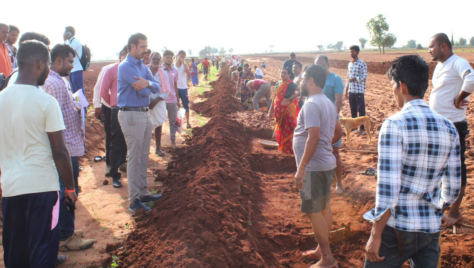 ಗಜೇಂದ್ರಗಡ ಸಮೀಪದ ರಾಮಾಪುರ ಗ್ರಾಮ ಪಂಚಾಯ್ತಿ ವ್ಯಾಪ್ತಿಯ ಚಿಲಝರಿಯಲ್ಲಿ ನರೇಗಾ ಯೋಜನೆಯಡಿ ನಡೆದ ಸಾಮೂಹಿಕ ಬದುವು ನಿರ್ಮಾಣ ಕಾಮಗಾರಿಯನ್ನು ಜಿಲ್ಲಾ ಪಂಚಾಯ್ತಿ ಸಿಇಒ ಭರತ್‌ ಎಸ್.‌ ಪರಿಶೀಲಿಸಿದರು