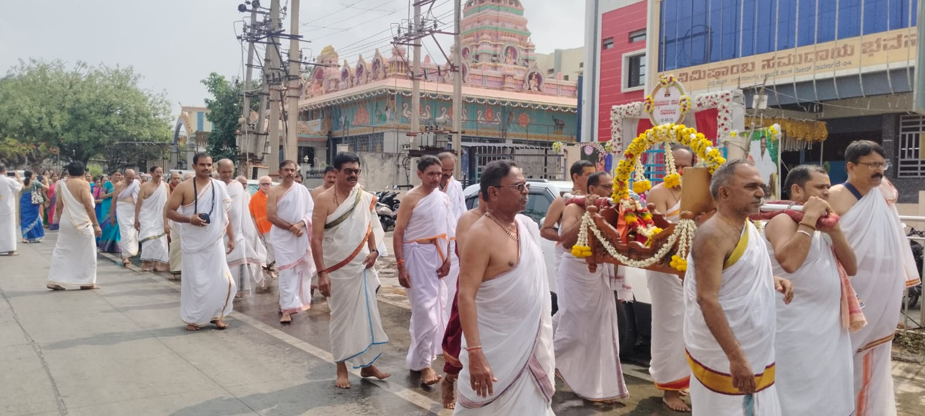 ಶ್ರೀ ಶಂಕರಾಚಾರ್ಯ ಜಯಂತಿ ಅಂಗವಾಗಿ ದಾವಣಗೆರೆಯಲ್ಲಿ ಶಂಕರಾಚಾರ್ಯರ ಮೂರ್ತಿಯ ಮೆರವಣಿಗೆ ನಡೆಯಿತು