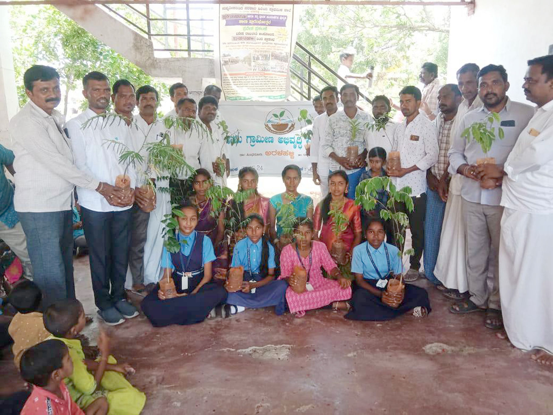 ಸಿಂಧನೂರು ತಾಲ್ಲೂಕಿನ ಅರಳಹಳ್ಳಿ ಗ್ರಾಮದ ಸರ್ಕಾರಿ ಉನ್ನತೀಕರಿಸಿದ ಹಿರಿಯ ಪ್ರಾಥಮಿಕ ಶಾಲೆಯ ವಿದ್ಯಾರ್ಥಿಗಳಿಗೆ ಸಸಿಗಳನ್ನು ನೀಡಿ ಸ್ವಾಗತಿಸಲಾಯಿತು