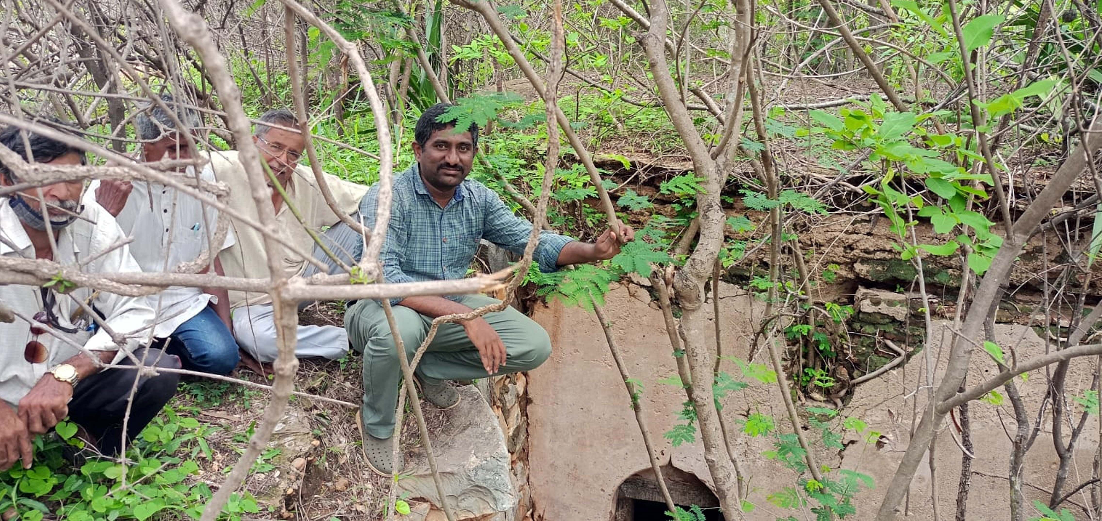 ಶ್ರೀರಂಗಪಟ್ಟಣ ಕೋಟೆಯ ದಕ್ಷಿಣ ಭಾಗದ ಕಂದಕಗಳ ನಡುವೆ ಈಚೆಗೆ ಪತ್ತೆಯಾದ ನೆಲಮಾಳಿಗೆಗಳು ಇರುವ ಸ್ಥಳಕ್ಕೆ ಪುರಾತತ್ವ ಸಂಗ್ರಹಾಲಯಗಳು ಮತ್ತು ಪರಂಪರೆ ಇಲಾಖೆಯ ಕ್ಯುರೇಟರ್‌ ಎನ್‌.ಎನ್‌. ಗೌಡ ಮಂಗಳವಾರ ಭೇಟಿ ನೀಡಿದ್ದರು