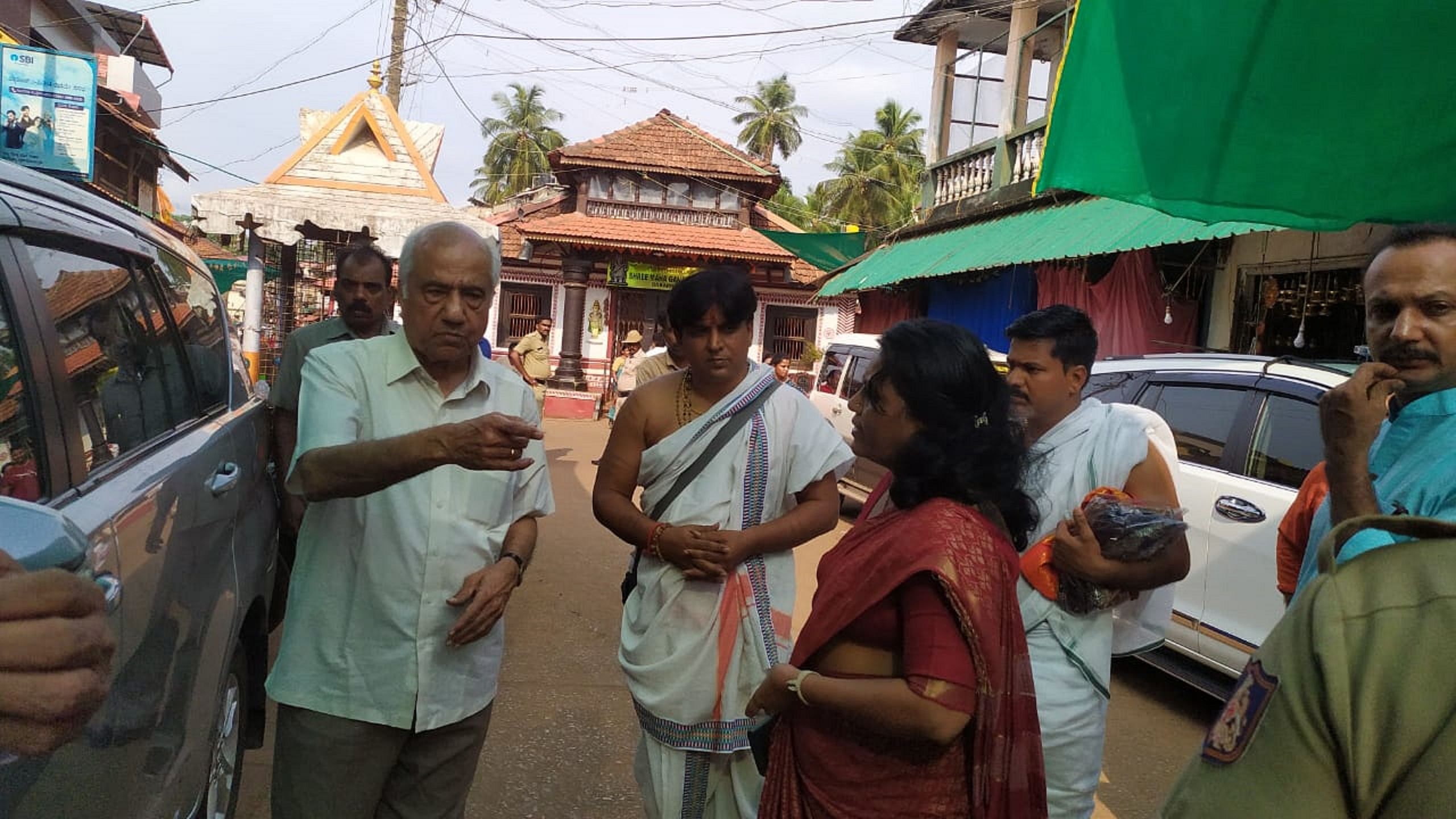 ಗೋಕರ್ಣದಲ್ಲಿ ನಡೆದ ಮಹಾಬಲೇಶ್ವರ ದೇವಸ್ಥಾನದ ಮೇಲುಸ್ತುವಾರಿ ಸಮಿತಿಯ ಸಭೆಯಲ್ಲಿ ಪಾಲ್ಗೊಂಡ ಸಮಿತಿಯ ಅಧ್ಯಕ್ಷ ಸುಪ್ರೀಂ ಕೋರ್ಟ್‌ ನಿವೃತ್ತ ನ್ಯಾಯಮೂರ್ತಿ ಬಿ.ಎನ್. ಶ್ರೀಕೃಷ್ಣ ಜಿಲ್ಲಾಧಿಕಾರಿಯೊಂದಿಗೆ ಚರ್ಚಿಸಿದರು