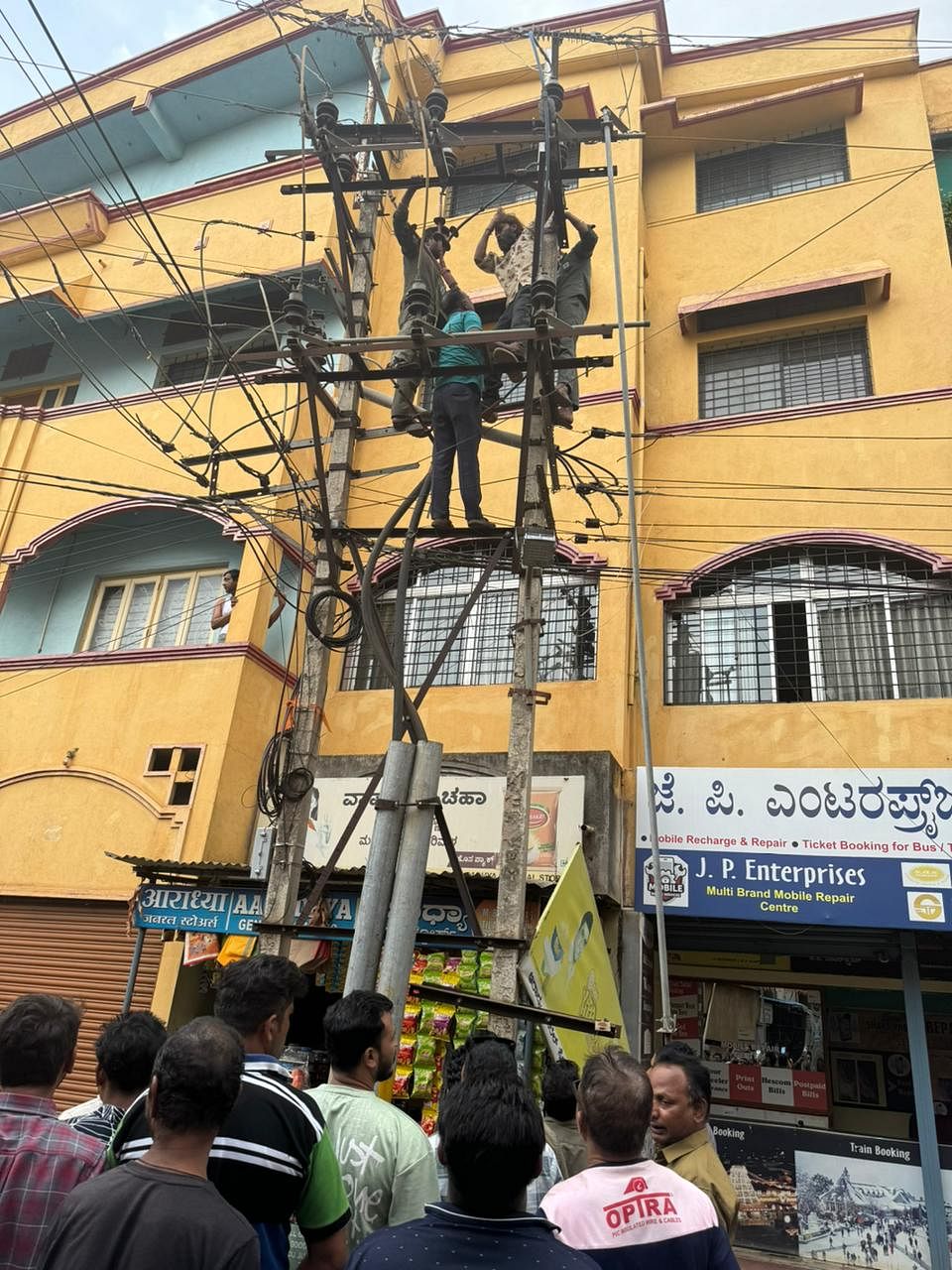 ಬೆಳಗಾವಿಯ ಟಿಳಕ ಚೌಕ್‌ನಲ್ಲಿ ವಿದ್ಯುತ್‌ ಪರಿವರ್ತಕ ಒಳಗೊಂಡ ಕಂಬ ಏರಿದ್ದ ಮಾನಸಿಕ ಅಸ್ವಸ್ಥನನ್ನು ಹೆಸ್ಕಾಂ ಸಿಬ್ಬಂದಿ ಕೆಳಗಿಳಿಸಿದರು