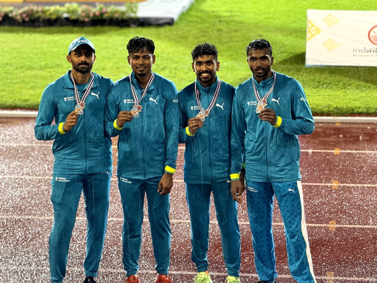 ಬೆಳ್ಳಿ ಪದಕ ಗೆದ್ದ ಭಾರತ ಪುರುಷರ 4x400 ಮೀ ರಿಲೇ ತಂಡ (ಎಡದಿಂದ) ಮುಹಮ್ಮದ್ ಅನಾಸ್‌ ಯಾಹ್ಯಾ, ಸಂತೋಷ್ ಕುಮಾರ್, ಮಿಜೋ ಚಾಕೊ ಕುರಿಯನ್ ಮತ್ತು ಅರೋಕ್ಯ ರಾಜೀವ್ –ಎಕ್ಸ್‌ ಚಿತ್ರ