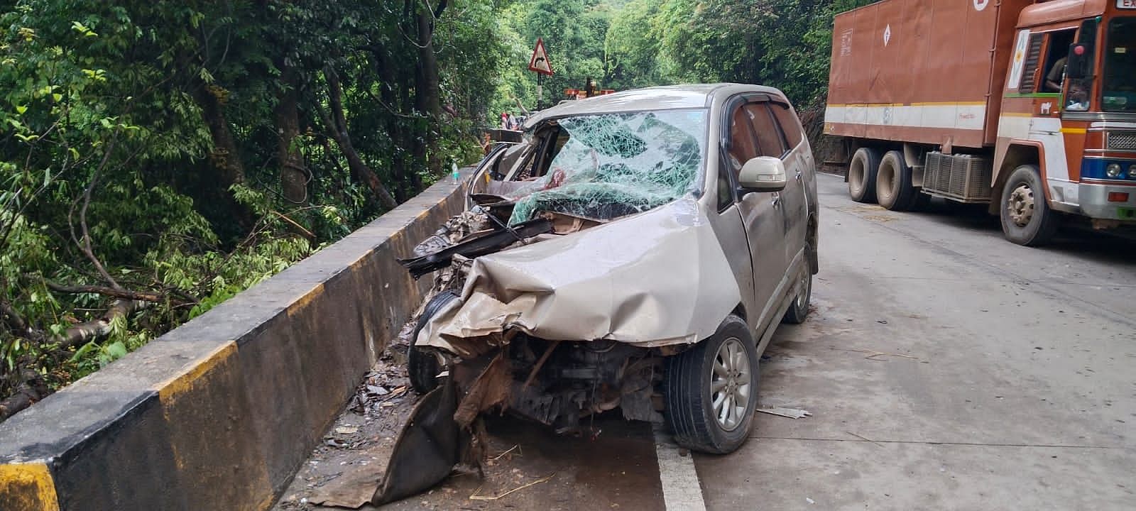 ಸಕಲೇಶಪುರ ತಾಲ್ಲೂಕು ಶಿರಾಡಿ ಘಾಟ್‌ನಲ್ಲಿ ಸಂಭವಿಸಿದ ಅಪಘಾತದಲ್ಲಿ ಕಾರು ನಜ್ಜುಗುಜ್ಜಾಗಿರುವುದು