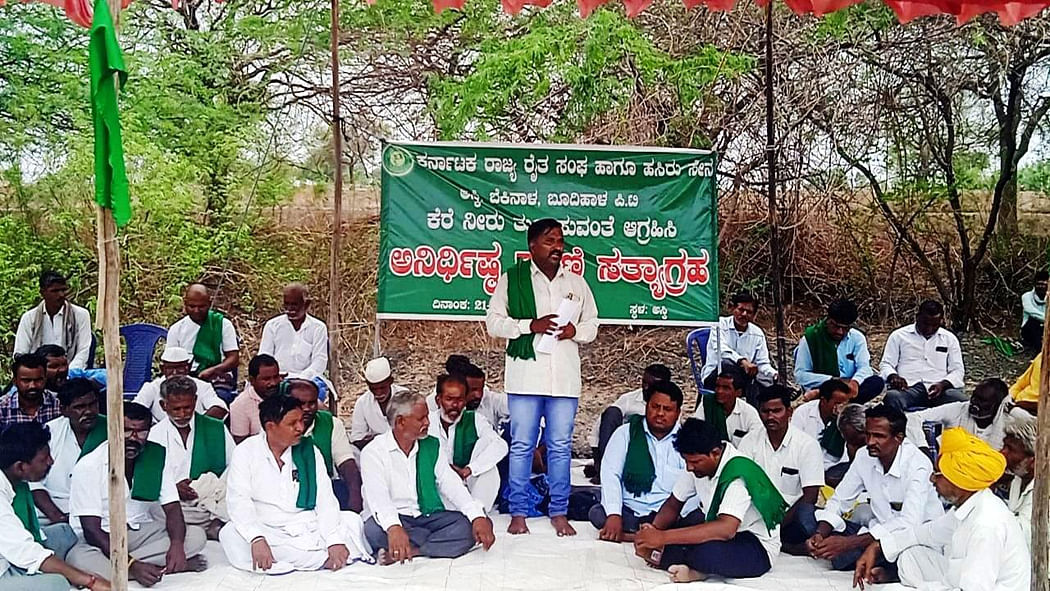 ತಾಳಿಕೋಟೆ ತಾಲ್ಲೂಕಿನ ಅಸ್ಕಿ, ಬೆಕಿನಾಳ, ಹಾಗೂ ಬೂದಿಹಾಳ ಪಿ.ಟಿ. ಕೆರೆ ನೀರು ತುಂಬಿಸುವಂತೆ ಒತ್ತಾಯಿಸಿ ರೈತರು ಅನಿರ್ದಿಷ್ಟಾವಧಿಯ ಸತ್ಯಾಗ್ರಹ ಆರಂಭಿಸಿದರು