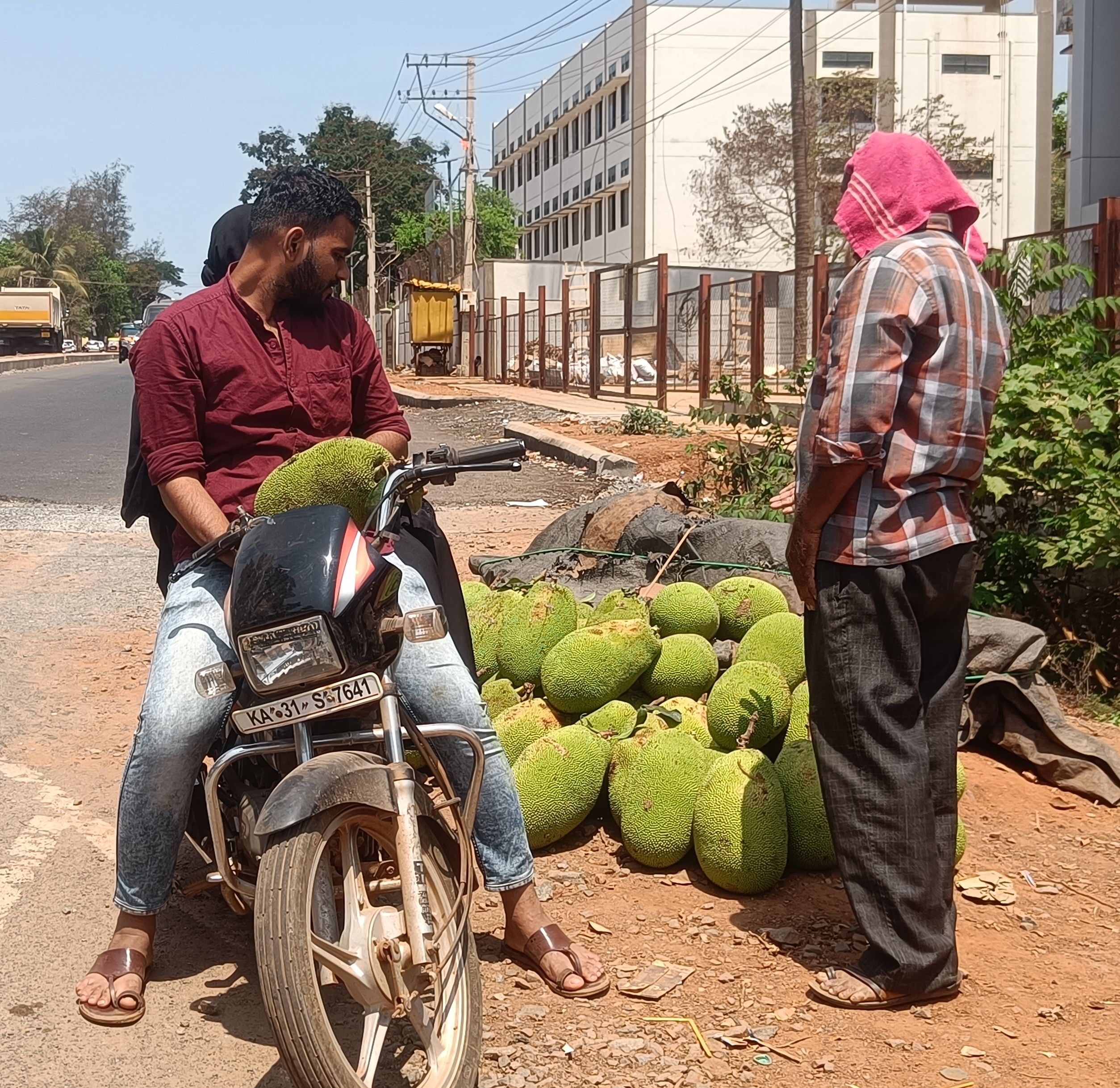 ಶಿರಸಿ ನಗರದ ರಸ್ತೆಯಂಚಲ್ಲಿ ಹಲಸು ಮಾರುತ್ತಿರುವ ರೈತ