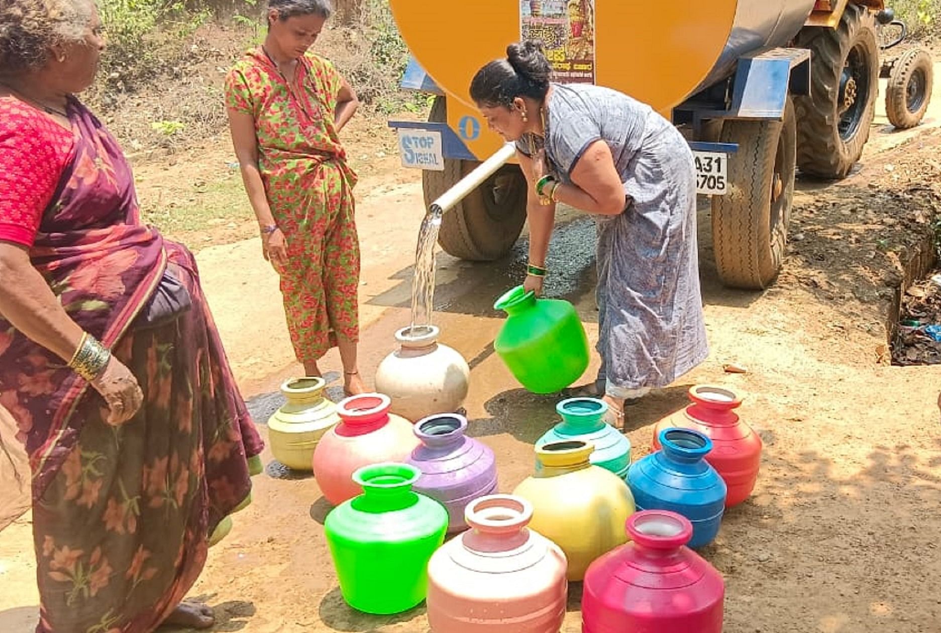 ಶಿರಸಿಯಲ್ಲಿ ಟ್ಯಾಂಕರ್ ನಿಂದ ನೀರು ಪಡೆಯುತ್ತಿರುವ ಮಹಿಳೆಯರು