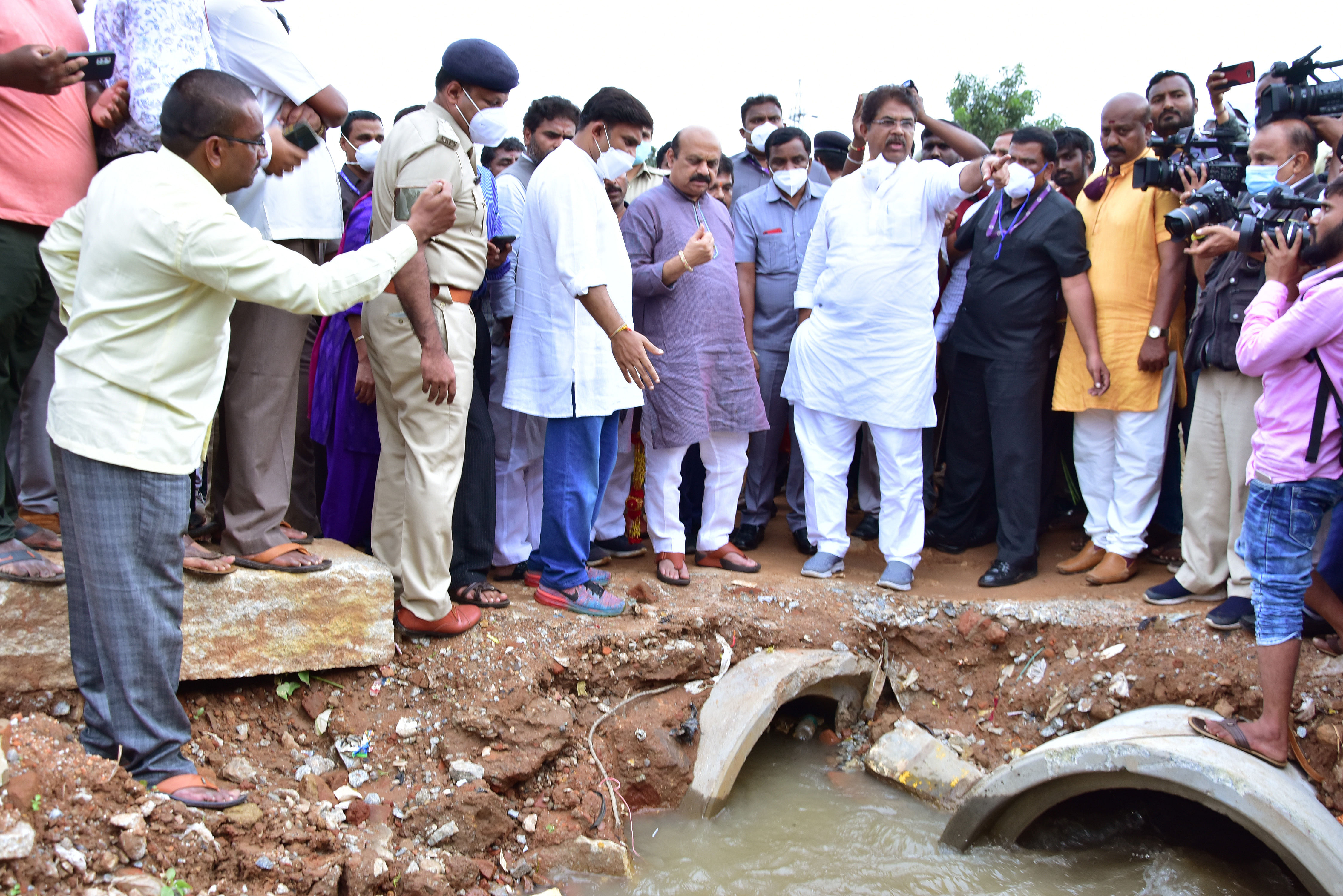 ಚಿಕ್ಕಬಳ್ಳಾಪುರ ಕಂದವಾರ ಕೆರೆಯಿಂದ ಅಮಾನಿಗೋಪಾಲಕೃಷ್ಣ ಕೆರೆಗೆ ನೀರು ಹರಿಯುತ್ತಿರುವ ಕಾಲುವೆಯನ್ನು 2021ರಲ್ಲಿ ಅಂದಿನ ಮುಖ್ಯಮಂತ್ರಿ ಬಸವರಾಜ ಬೊಮ್ಮಾಯಿ ವೀಕ್ಷಿಸಿದ್ದರು (ಸಂಗ್ರಹ ಚಿತ್ರ). 