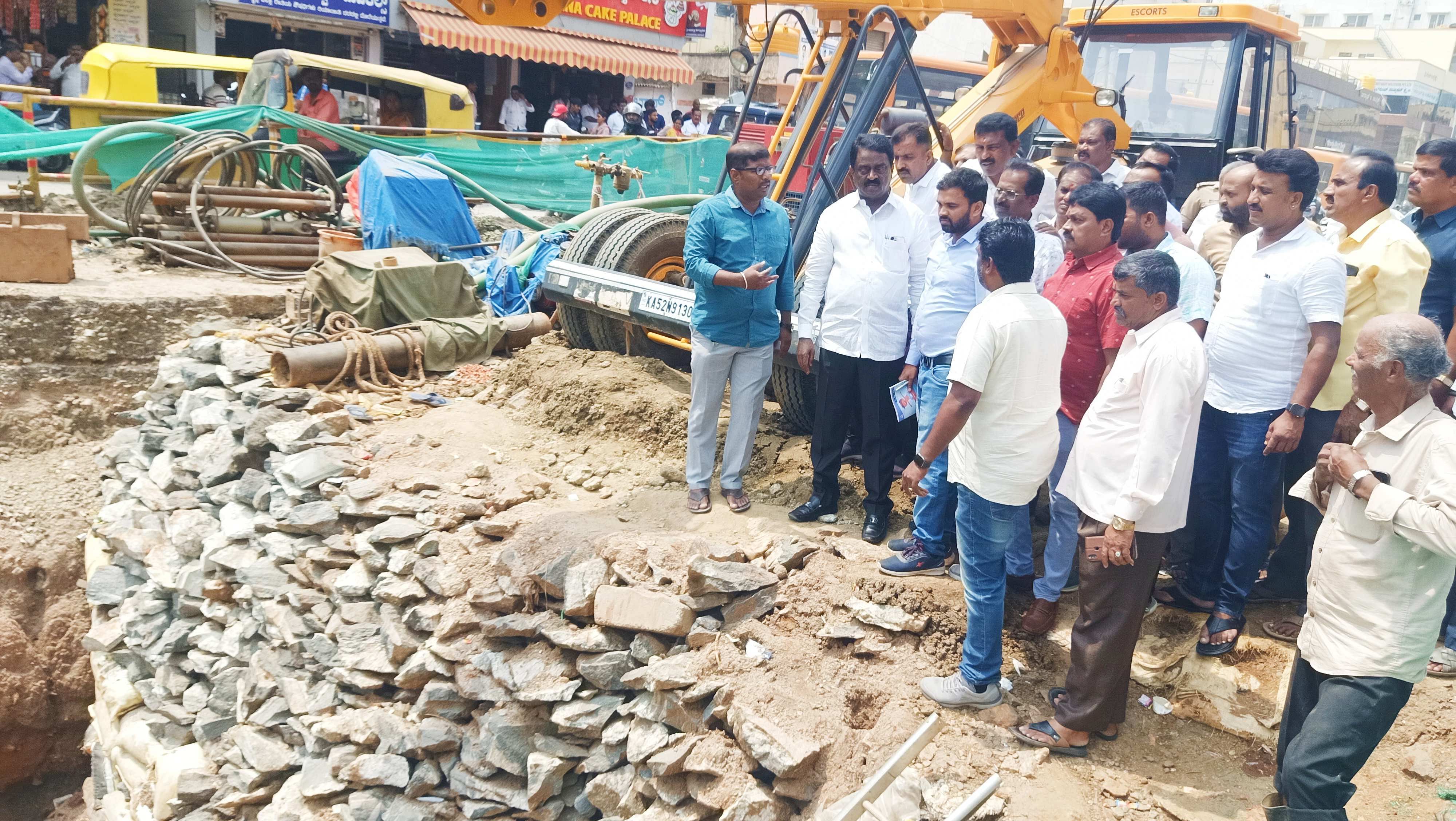 ಅಧಿಕಾರಿಗಳೊಂದಿಗೆ ಕಾವೇರಿ ಐದನೇ ಹಂತದ ಕುಡಿಯುವ ನೀರಿನ ಯೋಜನೆ ಕಾಮಗಾರಿ ಪರಿಶೀಲಿಸಿದ ಶಾಸಕ ಎಸ್. ಮುನಿರಾಜು.