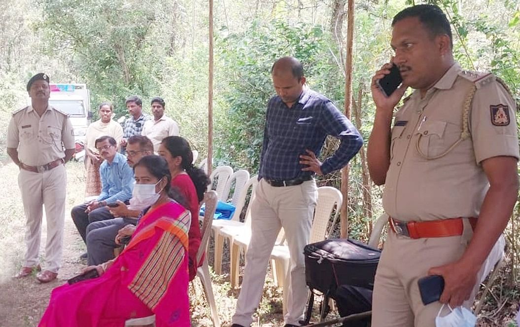 ಬೇಲೂರು ತಾಲ್ಲೂಕಿನ ಅರೇಹಳ್ಳಿ ಹೋಬಳಿಯ ಮಲ್ಲಾಪುರ ಗ್ರಾಮದಲ್ಲಿ ಲಕ್ಷ್ಮಮ್ಮ(55) ಮೃತದೇಹ ಹೊರ ತೆಗೆದು ಬಿಡಿ ಭಾಗಗಳನ್ನು ಸಂಗ್ರಹಿಸುವ ಸಂದರ್ಭ ಸಕಲೇಶಪುರ ಉಪ ವಿಭಾಗಾಧಿಕಾರಿ ಹಾಗೂ ಶೃತಿ ಇತರರು.