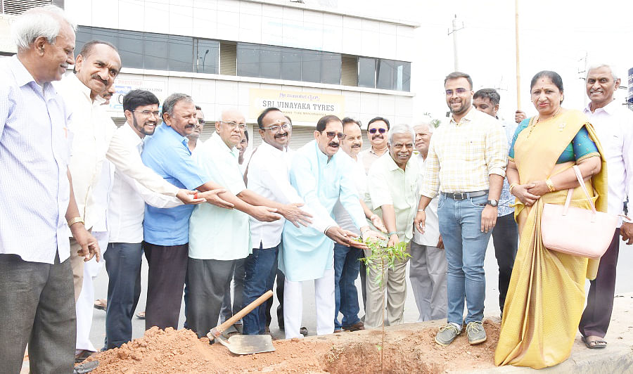 ತುಮಕೂರಿನಲ್ಲಿ ಶುಕ್ರವಾರ ಬಸವೇಶ್ವರ, ಸಿದ್ಧರಾಮೇಶ್ವರರ ಜಯಂತಿ ಪ್ರಯುಕ್ತ ಸ್ನೇಹ ಸಂಗಮ ಸೌಹಾರ್ದ ಪತ್ತಿನ ಸಹಕಾರಿ ಸಂಘದಿಂದ ಗಿಡ ನೆಡಲಾಯಿತು. ಮಾಜಿ ಸಚಿವ ಸೊಗಡು ಶಿವಣ್ಣ, ಸಂಘದ ಅಧ್ಯಕ್ಷ ಬಿ.ಎಸ್.ಮಂಜುನಾಥ್‌, ಉಪಾಧ್ಯಕ್ಷ ಎಚ್.ಆರ್.ನಾಗೇಶ್, ನಿರ್ದೇಶಕರಾದ ಟಿ.ಎಸ್.ನಳಿನಾ, ಟಿ.ಬಿ.ಮೃತ್ಯುಂಜಯ, ಎಚ್.ಎನ್.ಶಿವಕುಮಾರ್ ಇತರರು ಉಪಸ್ಥಿತರಿದ್ದರು