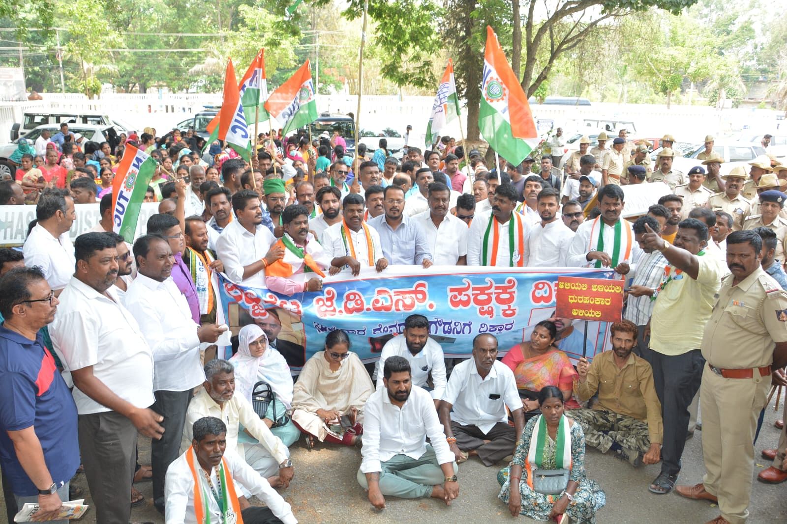 ಹಾಸನದ ಜಿಲ್ಲಾಧಿಕಾರಿ ಕಚೇರಿ ಎದುರು ಗುರುವಾರ ಕಾಂಗ್ರೆಸ್ ಕಾರ್ಯಕರ್ತರು ಪ್ರತಿಭಟನೆ ನಡೆಸಿದರು