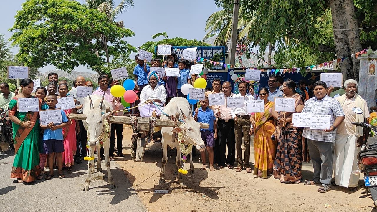 ಮಧುಗಿರಿ ತಾಲ್ಲೂಕಿನ ಬಸವನಹಳ್ಳಿ ಗ್ರಾಮದಲ್ಲಿ ಎತ್ತಿನ ಗಾಡಿಯಲ್ಲಿ ಮಕ್ಕಳನ್ನು ಮೆರವಣಿಗೆ ಮೂಲಕ ಶಾಲೆಗೆ ಕರೆ ತಂದ ಪೋಷಕರು ಹಾಗೂ ಶಿಕ್ಷಕರು