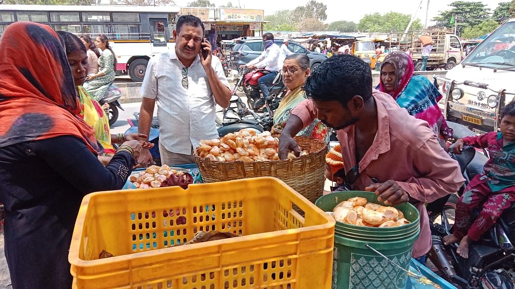 ಸಿರುಗುಪ್ಪ ನಗರದ ಬಸ್ ನಿಲ್ದಾಣ ಎದುರು ತಾಳೆ ಹಣ್ಣು ಹೆಚ್ಚಾಗಿ ಖರೀದಿಸುವ ಗ್ರಾಹಕರು