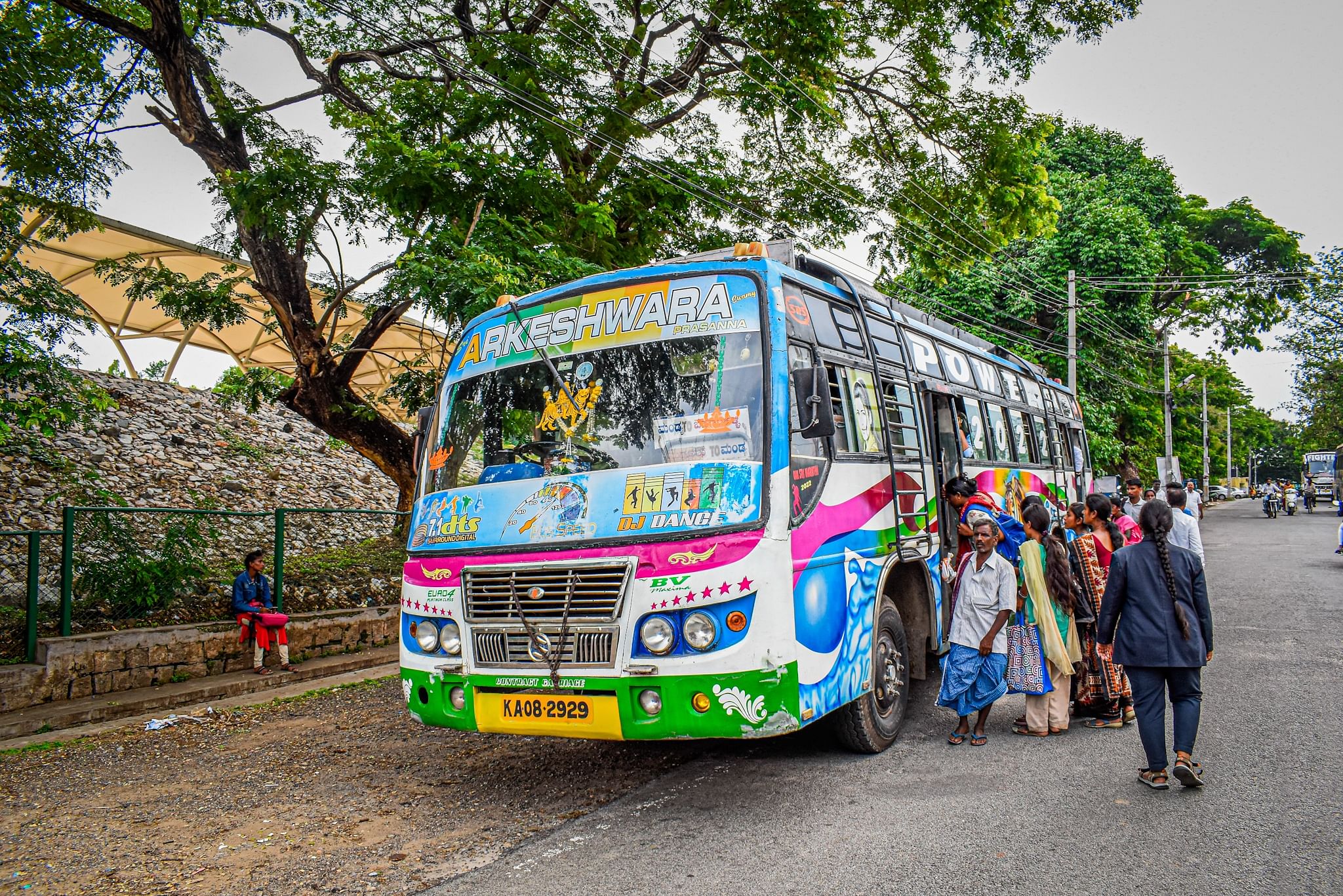 ಮಂಡ್ಯದ ಸರ್‌ ಎಂ.ವಿ. ಕ್ರೀಡಾಂಗಣದ ಸಮೀಪ (ಕಲಾಮಂದಿರ)ದಲ್ಲಿ ಖಾಸಗಿ ಬಸ್‌ನಲ್ಲಿ ಪ್ರಯಾಣಿಸಲು ಪ್ರಯಾಣಿಕರು ಹತ್ತುತ್ತಿರುವುದು