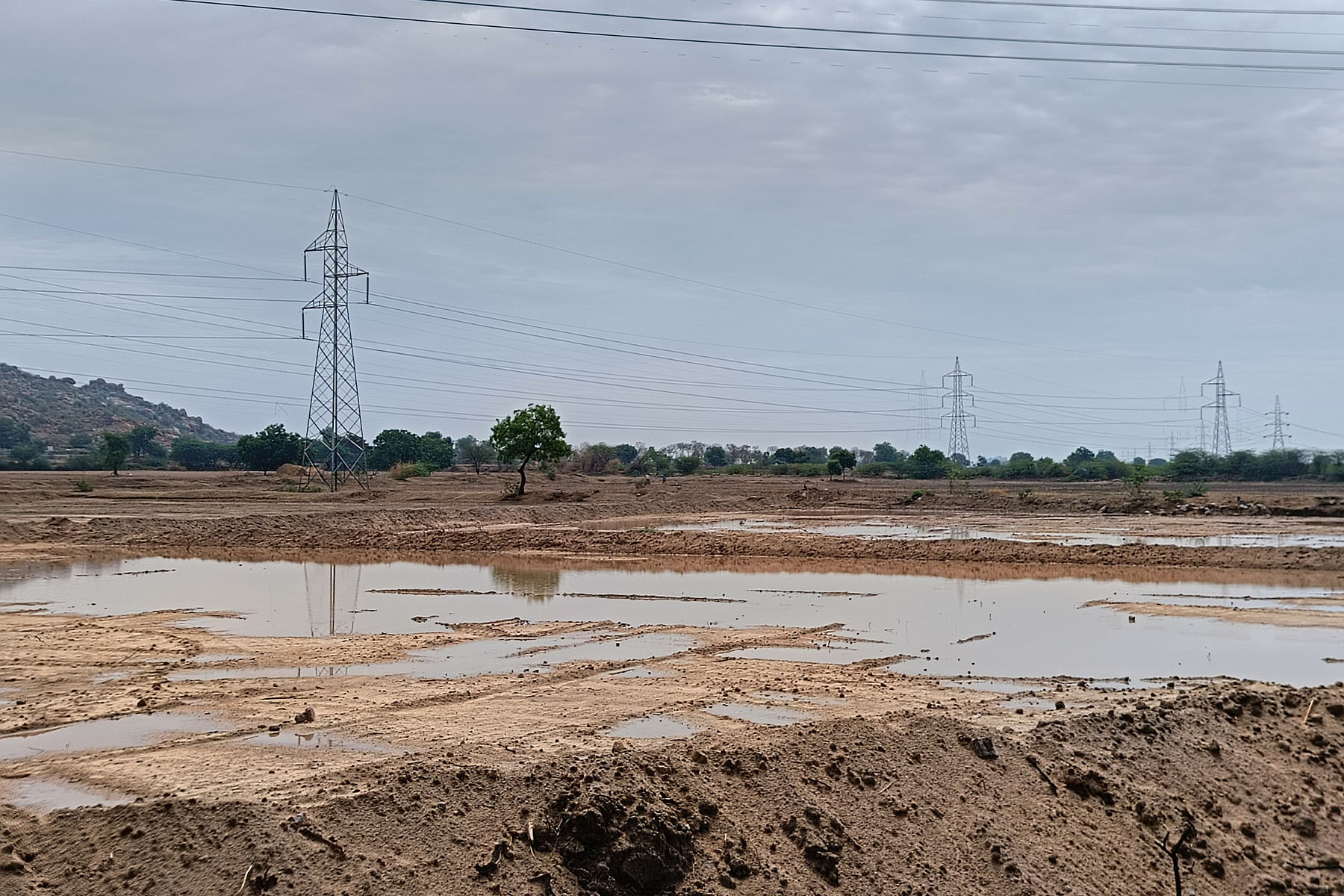 ಕವಿತಾಳದ ರೈತರ ಜಮೀನುಗಳಲ್ಲಿ ನೀರು ನಿಂತಿರುವುದು