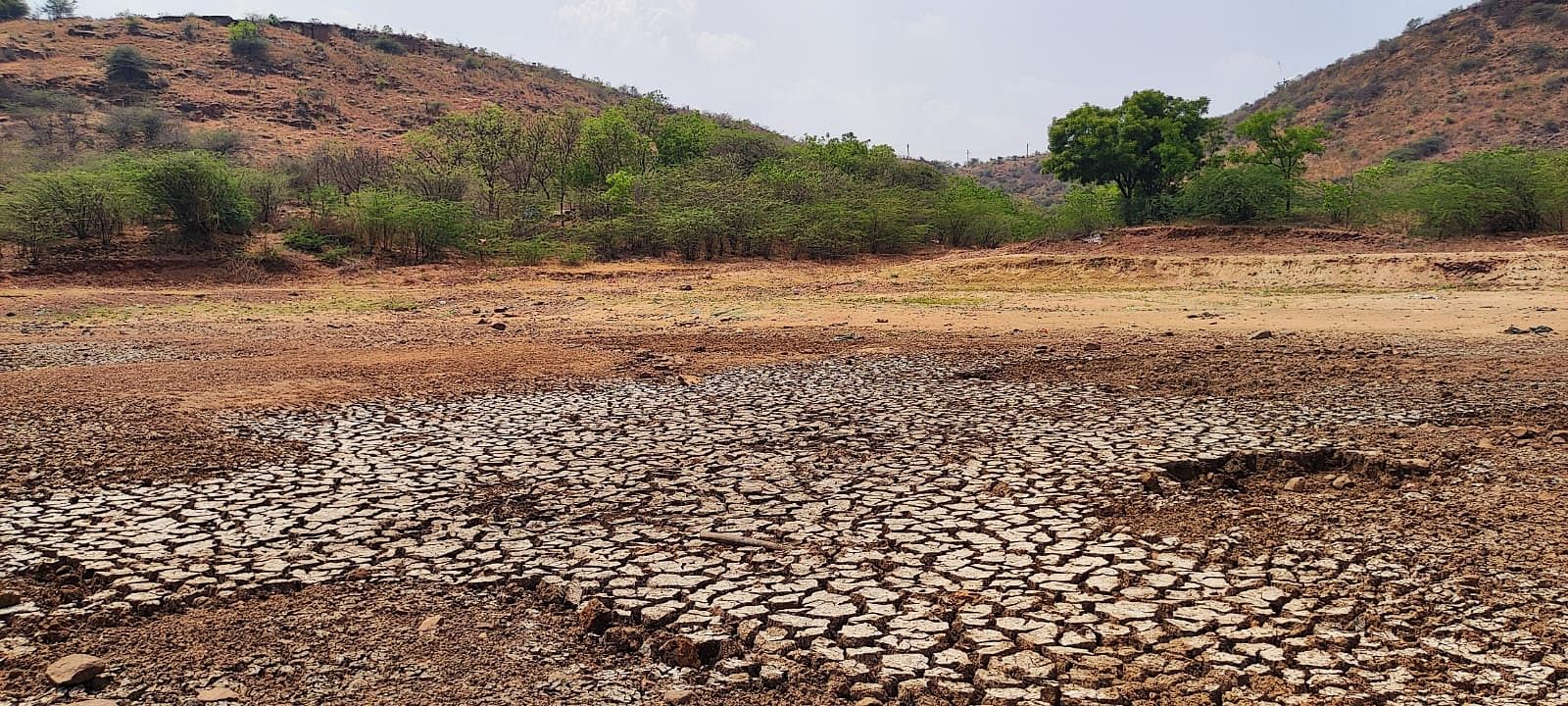 ಹನುಮಸಾಗರ ಎರಡು ಬೆಟ್ಟಗಳ ನಡುವೆ ಇರುವ ಕೆರೆ ಬರಿದಾಗಿರುವುದು