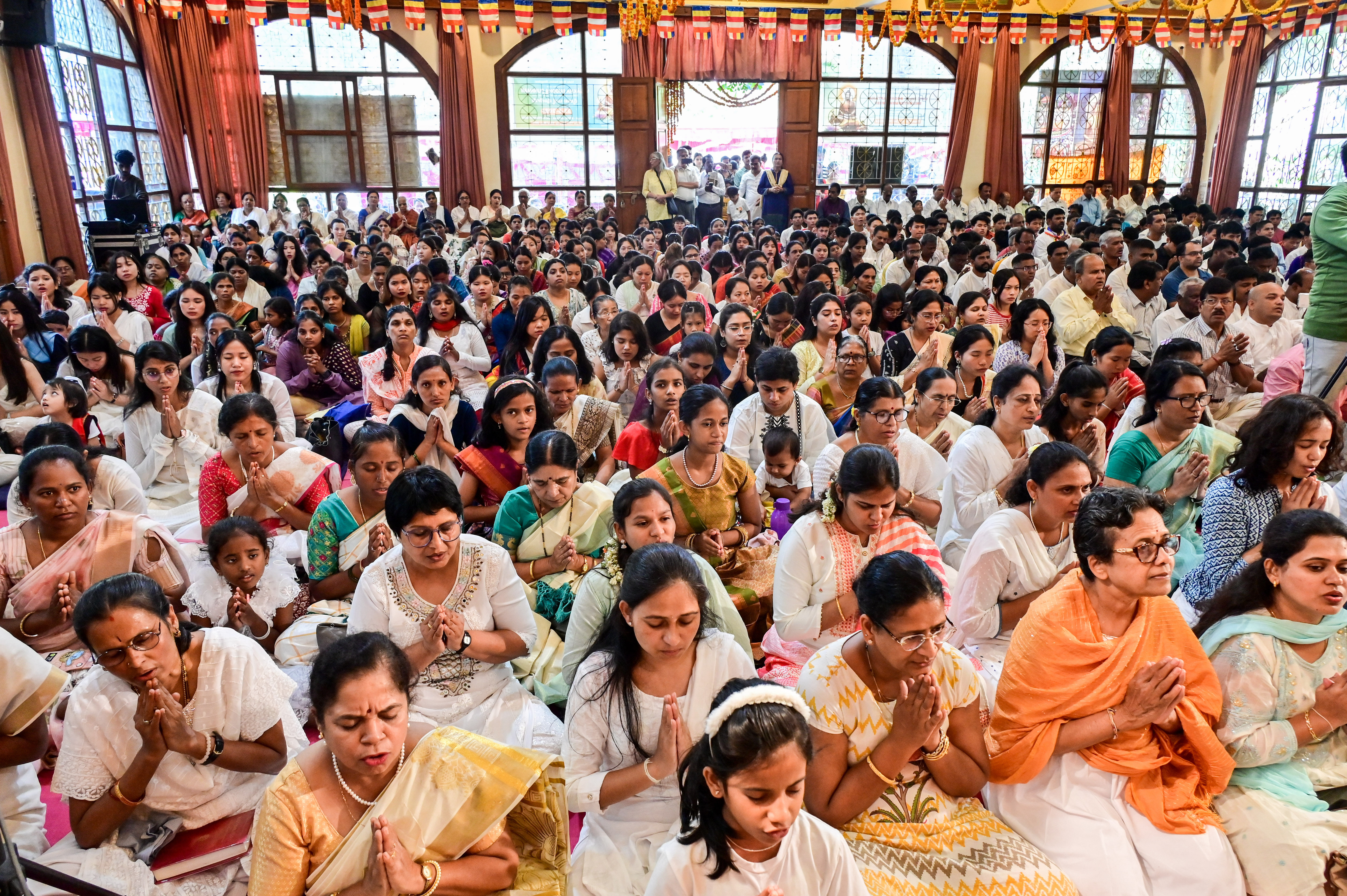 ಮಹಾಬೋಧಿ ಸೊಸೈಟಿಯು ಮಹಾಬೋಧಿ ಲೋಕ ಶಾಂತಿ ಬುದ್ಧ ವಿಹಾರದಲ್ಲಿ ಹಮ್ಮಿಕೊಂಡಿದ್ದ ಬುದ್ಧ ಪೂರ್ಣಿಮೆಯಲ್ಲಿ ಭಕ್ತರು ಸಾಮೂಹಿಕವಾಗಿ ಪ್ರಾರ್ಥನೆ ಸಲ್ಲಿಸಿದರು –ಪ್ರಜಾವಾಣಿ ಚಿತ್ರ/ ಪ್ರಶಾಂತ್ ಎಚ್.ಜಿ.