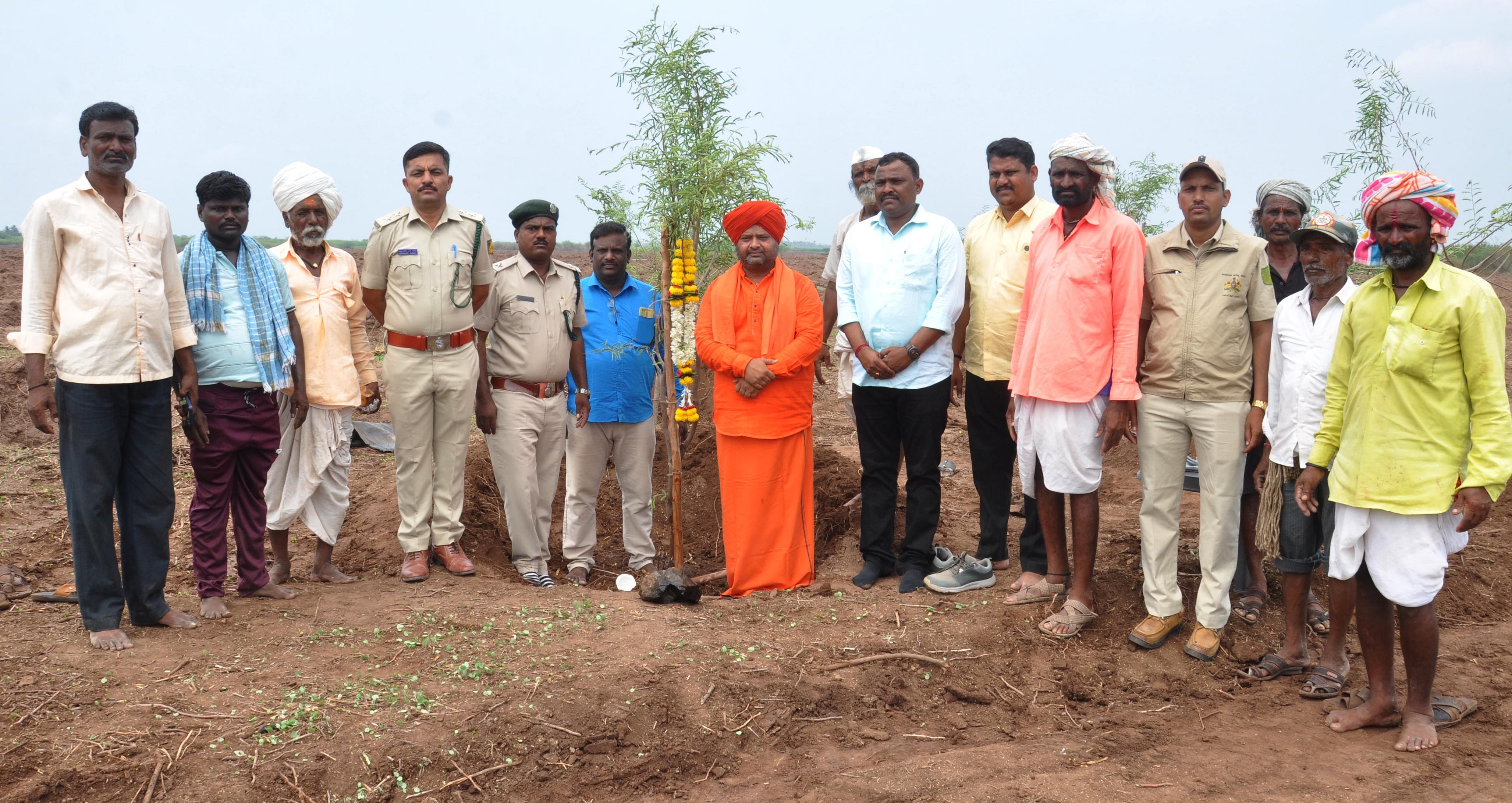 ಬಬಲೇಶ್ವರ ತಾಲ್ಲೂಕಿನ ಮಮದಾಪುರದ ಮೀಸಲು ಅರಣ್ಯ ಪ್ರದೇಶದಲ್ಲಿ ಪ್ರಾದೇಶಿಕ ಅರಣ್ಯ ಇಲಾಖೆಯಿಂದ ಗಿಡ ನೆಡುವ ಕಾರ್ಯಕ್ಕೆ ವಿರಕ್ತಮಠದ ಅಭಿನವ ಮುರುಘೇಂದ್ರ ಸ್ವಾಮೀಜಿ ಸೋಮವಾರ ಚಾಲನೆ ನೀಡಿದರು