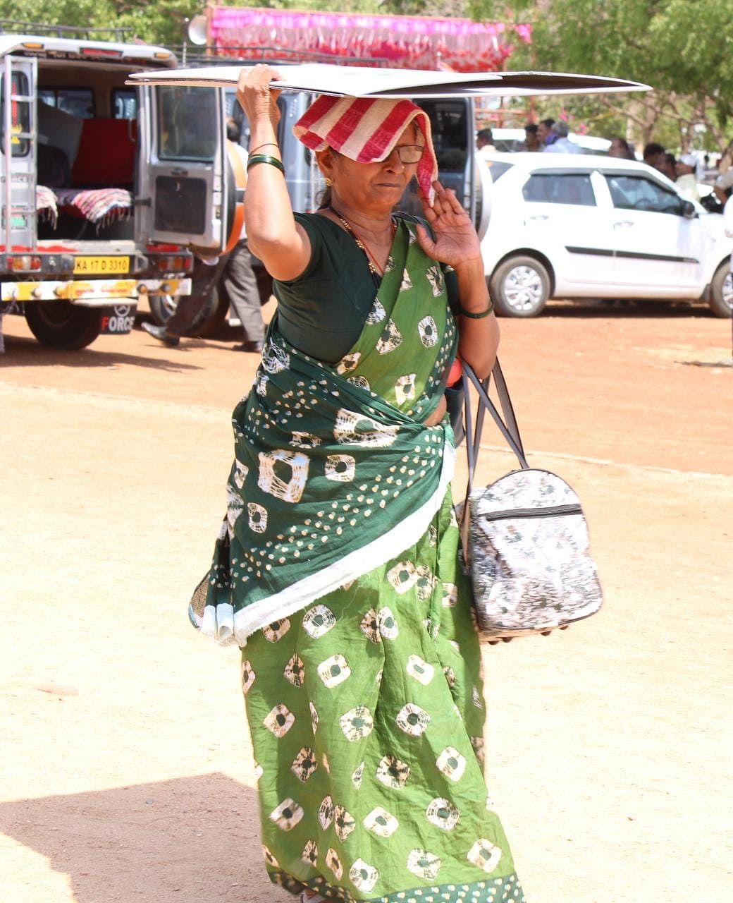 ವಿಜಯಪುರ ನಗರದ ಸೈನಿಕ ಶಾಲೆಯ ಮಸ್ಟರಿಂಗ್‌ ಕೇಂದ್ರದಿಂದ  ವಿದ್ಯುನ್ಮಾನ  ಮತಯಂತ್ರ ಹಾಗೂ ಇನ್ನಿತರ ಸಾಮಗ್ರಿ ಪಡೆದ ಚುನಾವಣಾ ಸಿಬ್ಬಂದಿ  ಬಿಸಿಲಿನ ನಡುವೆ ಮತಗಟ್ಟೆಯತ್ತ ಹೆಜ್ಜೆ ಹಾಕಿದರು