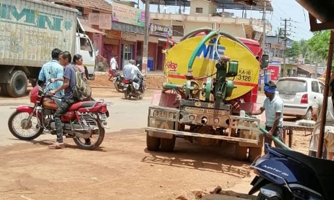 ತಾತ್ಕಾಲಿಕವಾಗಿ ಟ್ಯಾಂಕರ್ ಮೂಲಕ ನೀರು ವಿತರಿಸುತ್ತಿರುವ ಸಿಬ್ಬಂದಿ