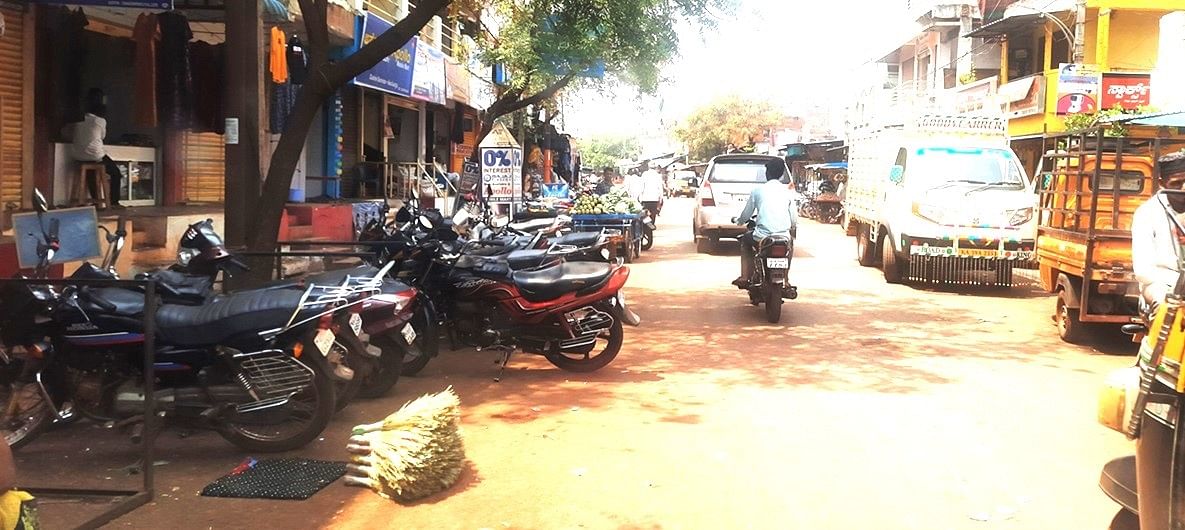 ಚಿಟಗುಪ್ಪ ಪಟ್ಟಣದ ಗಾಂಧಿ ವೃತ್ತದಿಂದ ಬಸವರಾಜ ವೃತ್ತದವರೆಗಿನ ಮುಖ್ಯ ಮಾರುಕಟ್ಟೆ ರಸ್ತೆಯಲ್ಲಿ ಎಲ್ಲೆಂದರಲ್ಲಿ ಬೈಕ್‌ ನಿಲ್ಲಿಸಿರುವುದು