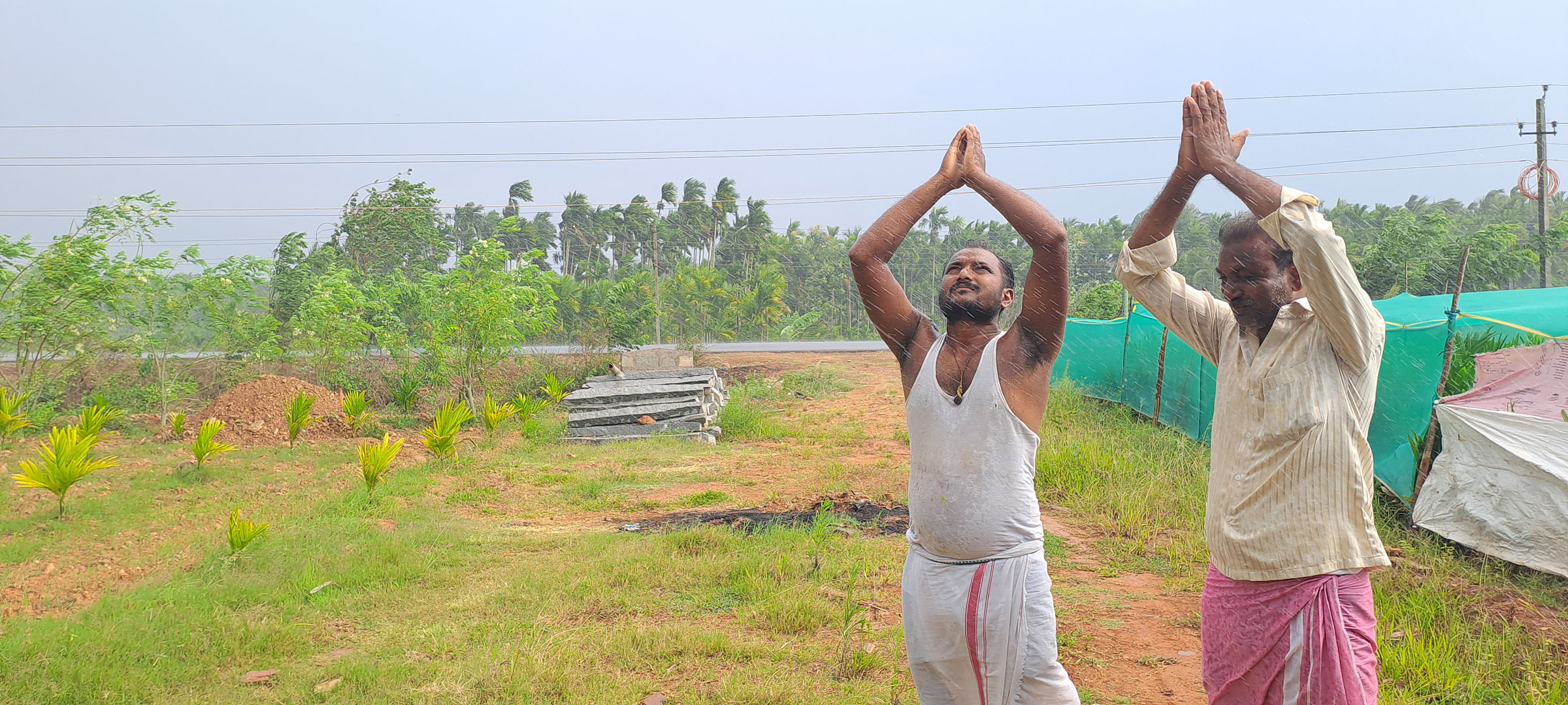 ಹೊಳೆಹೊನ್ನೂರು ಸಮೀಪದ ಅರಹತೊಳಲು ಗ್ರಾಮದಲ್ಲಿ ಗುರುವಾರ ಮಳೆ ಬರುತ್ತಿದ್ದಂತೆ ಸಂತಸಗೊಂಡ ರೈತರು ವರುಣ ದೇವನಿಗೆ ಕೈ ಮುಗಿದರು