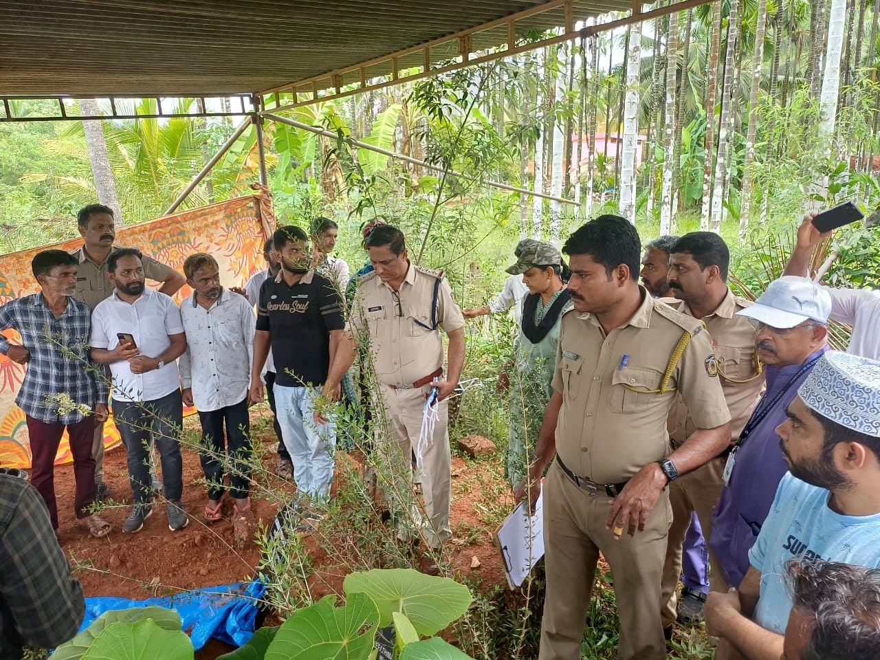 ಮರಣೋತ್ತರ ಪರೀಕ್ಷೆ ವೇಳೆ ಸೇರಿದ್ದ ಅಧಿಕಾರಿಗಳು